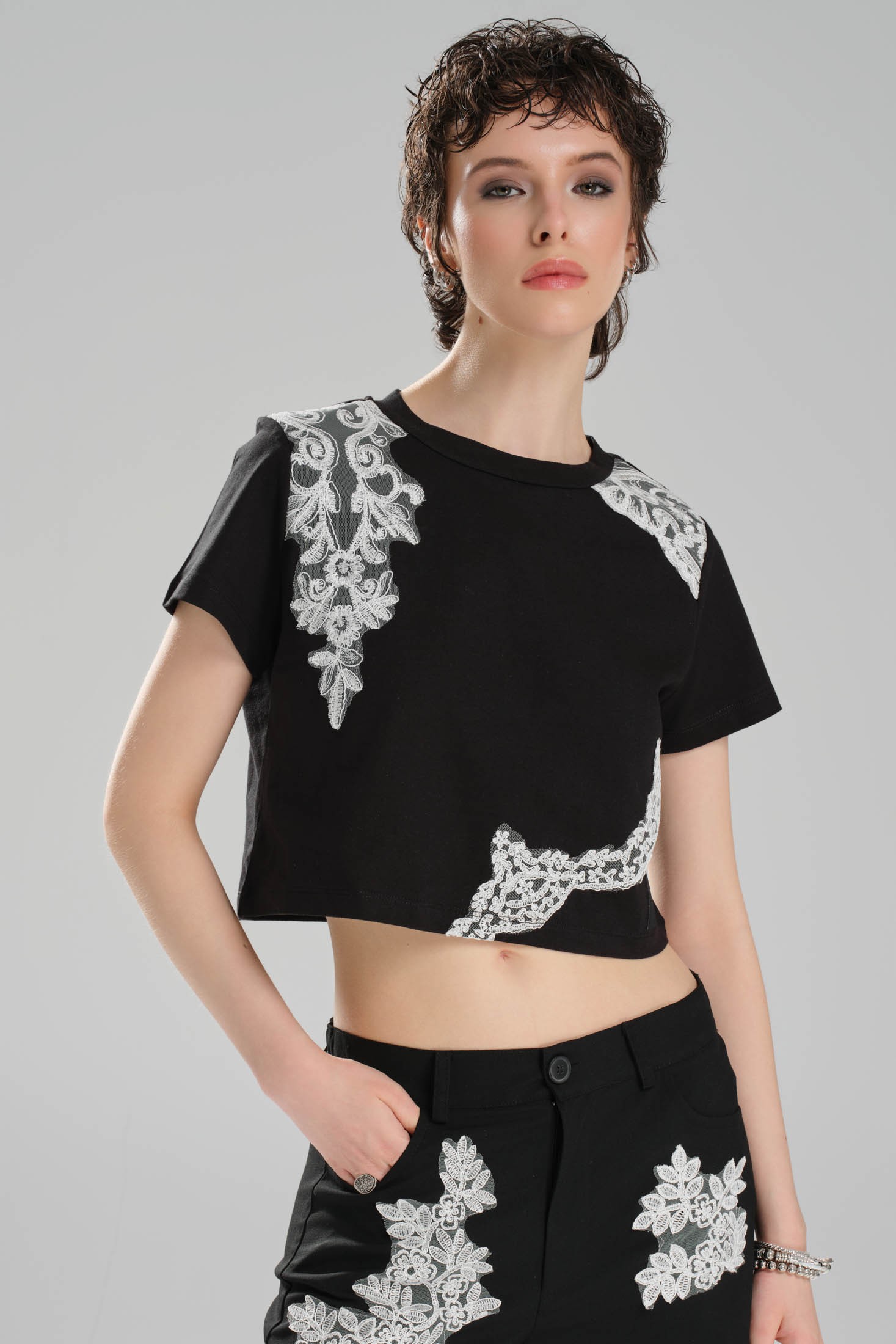 Kadın Dantel Aplikeli Tasarım Crop T-shirt