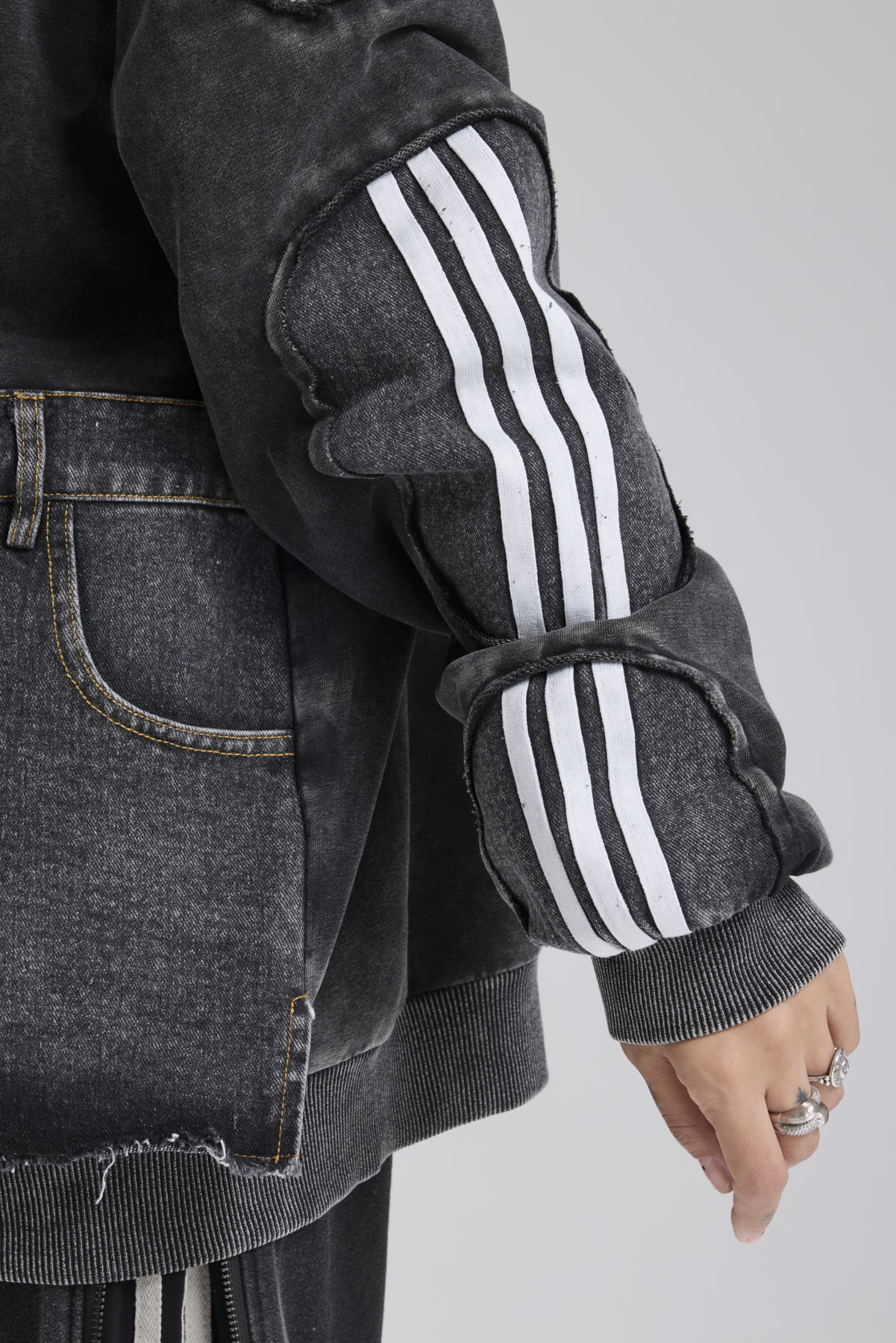 Kadın Yıkamalı Denim Garnili Kolları Şerit Detaylı Oversize Kapşonlu Tasarım Ceket