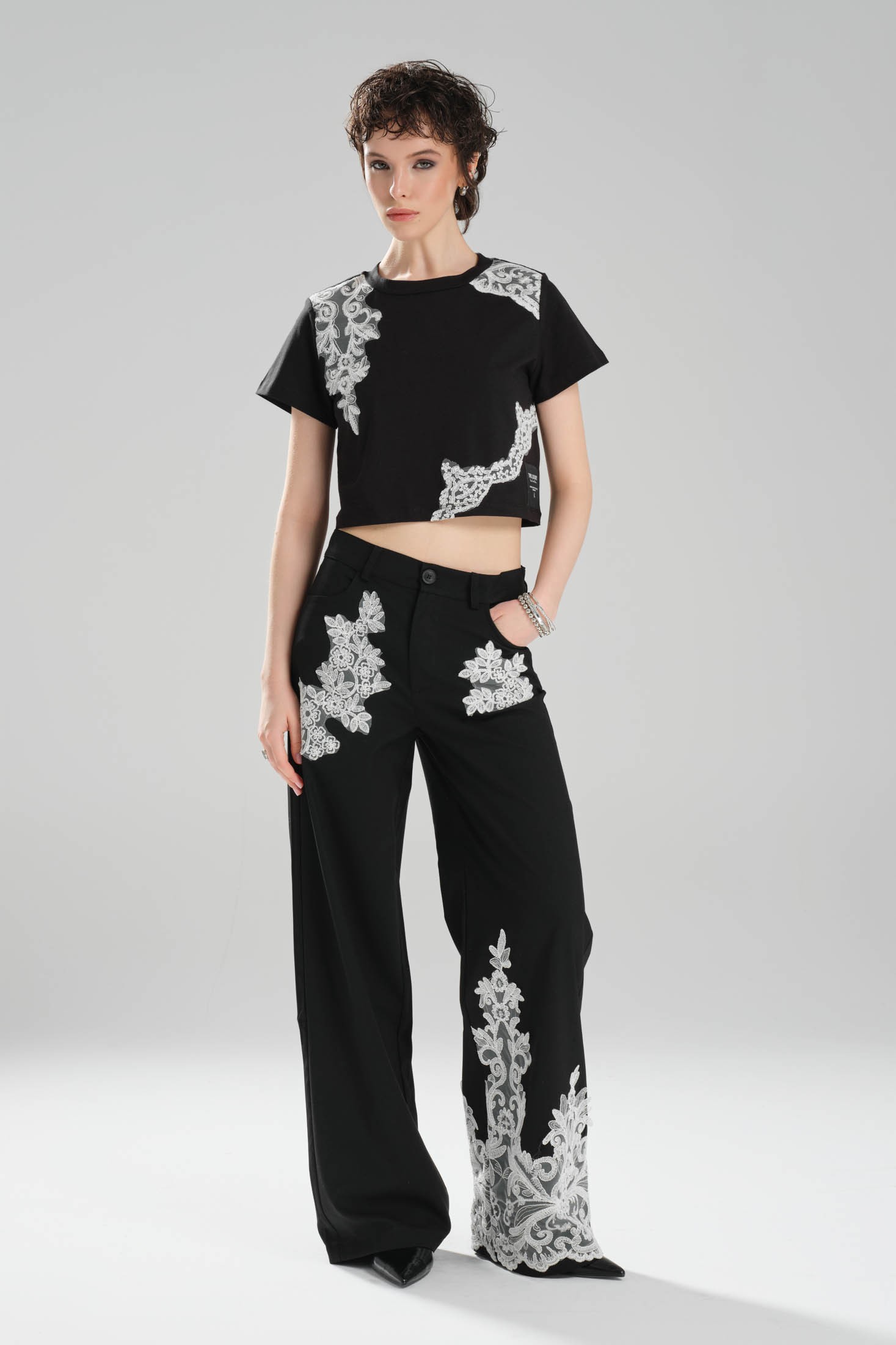 Kadın Dantel Aplikeli Tasarım Crop T-shirt