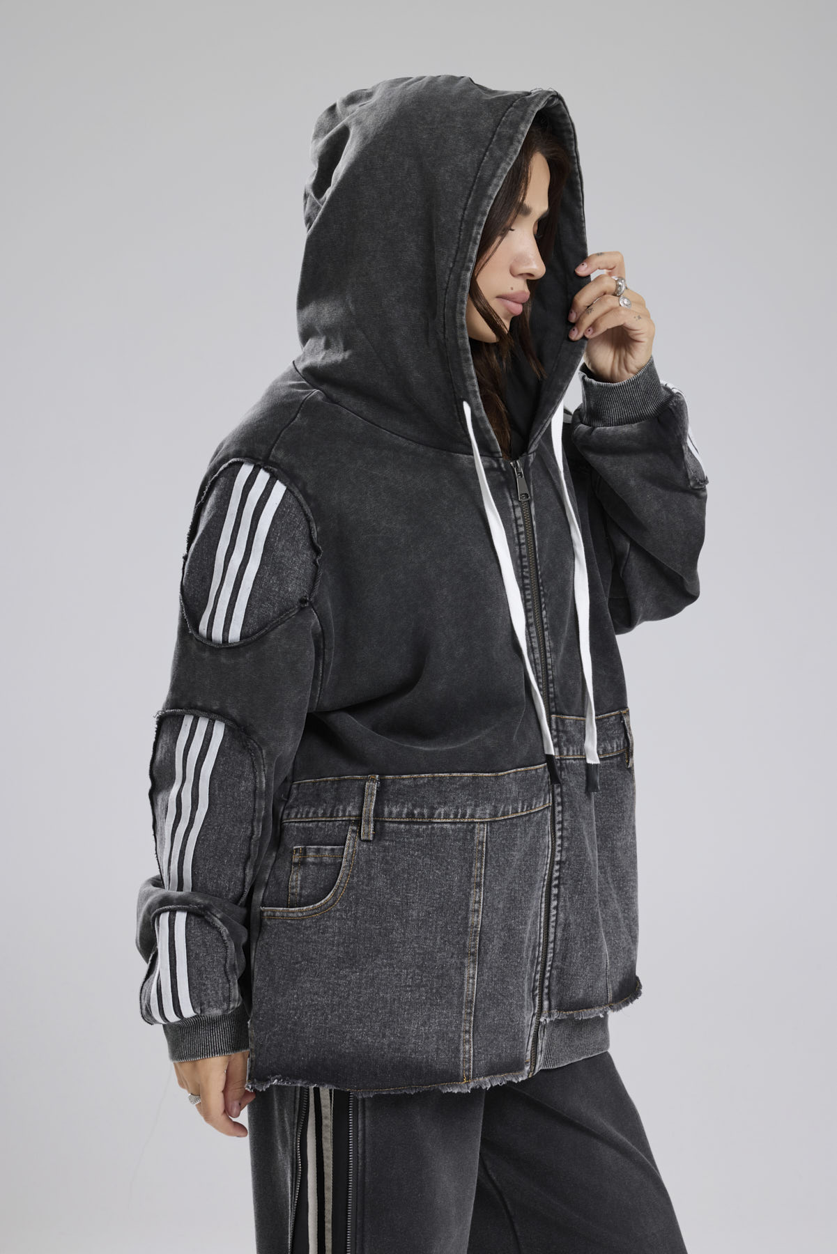 Kadın Yıkamalı Denim Garnili Kolları Şerit Detaylı Oversize Kapşonlu Tasarım Ceket