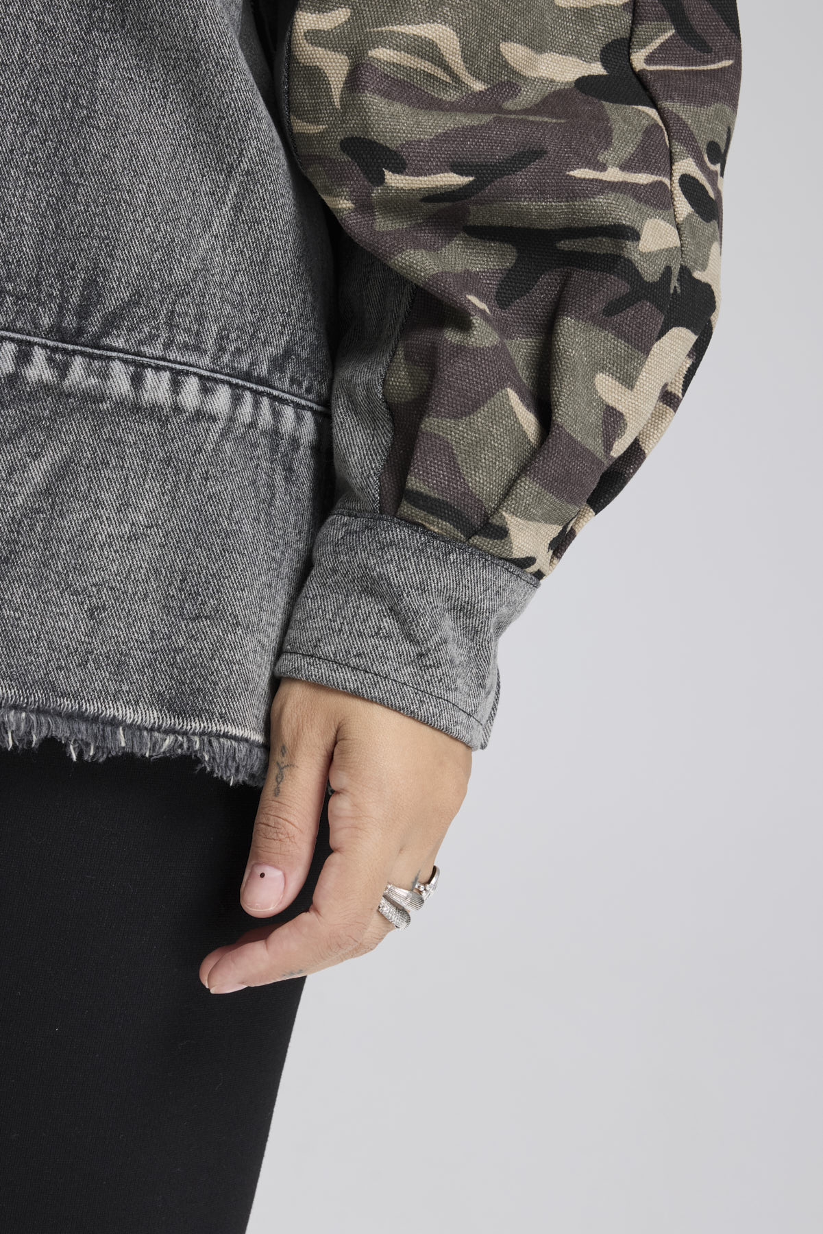 Kadın Denim ve Kamuflaj Kumaş Garnili Tasarım Oversize Ceket