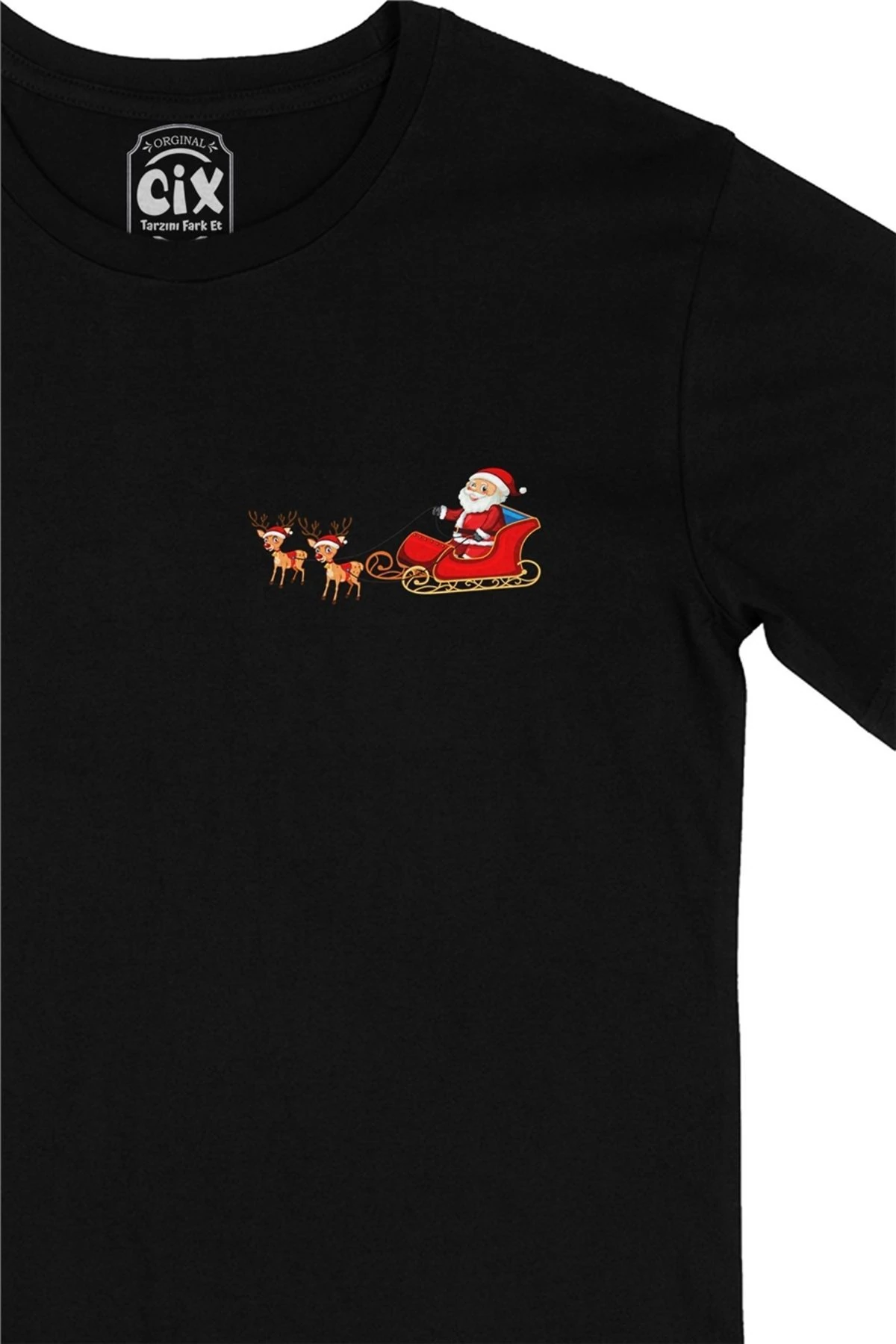 Noel Baba Ve Geyikli Yılbaşı Cep Logo Tasarımlı Siyah Tişört