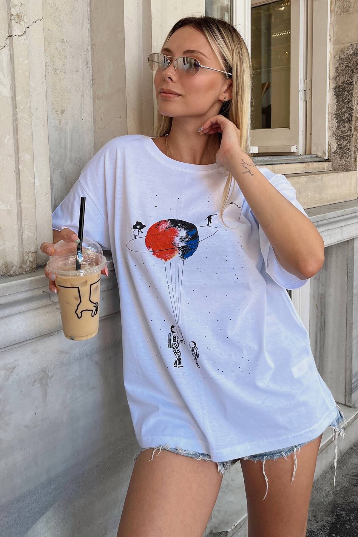 Kadın Beyaz Satürn Baskılı Tişört