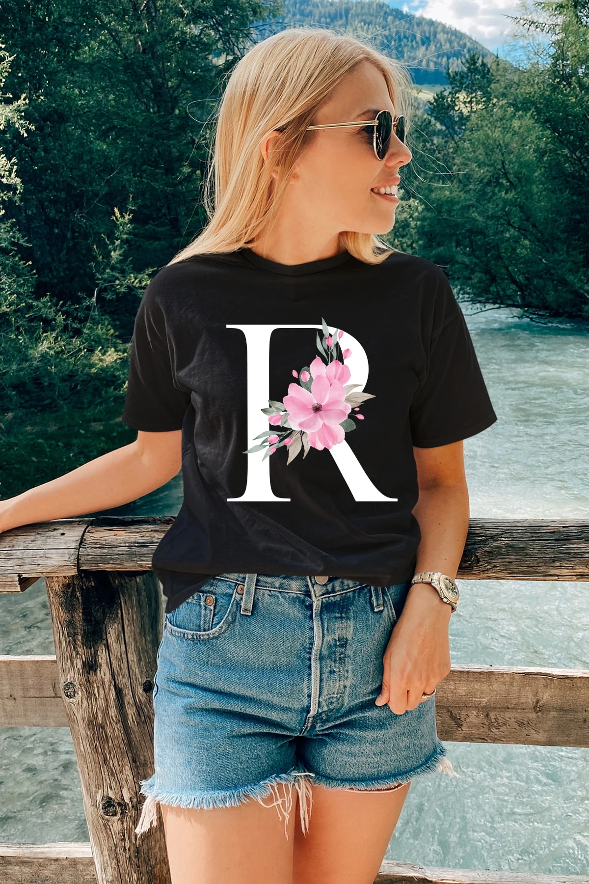 Çiçek Desenli R Harfi Baskılı Siyah Tişört