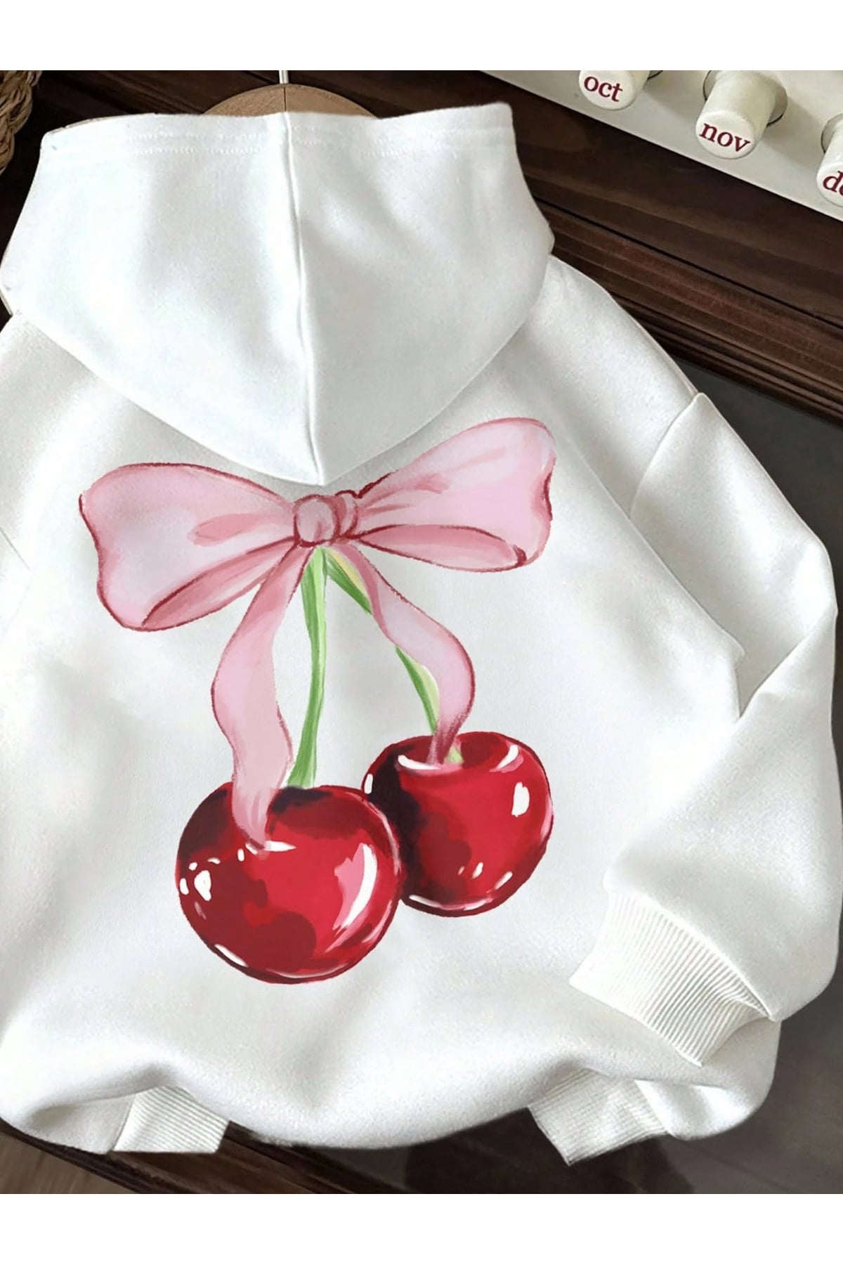 Kadın Siyah Kapüşonlu Sweatshirt – Pembe Kurdele ve Kiraz Baskılı Oversize Hoodie