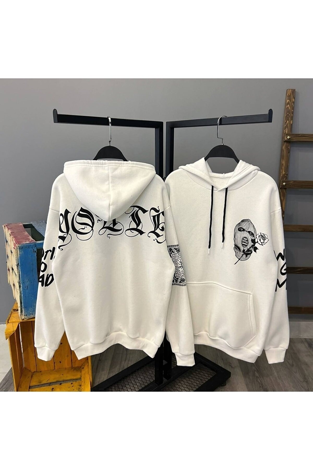 The Cool Deer Ağızda Gül Baskılı Unisex Siyah Beyaz Kapüşonlu Sweatshirt Hoodie