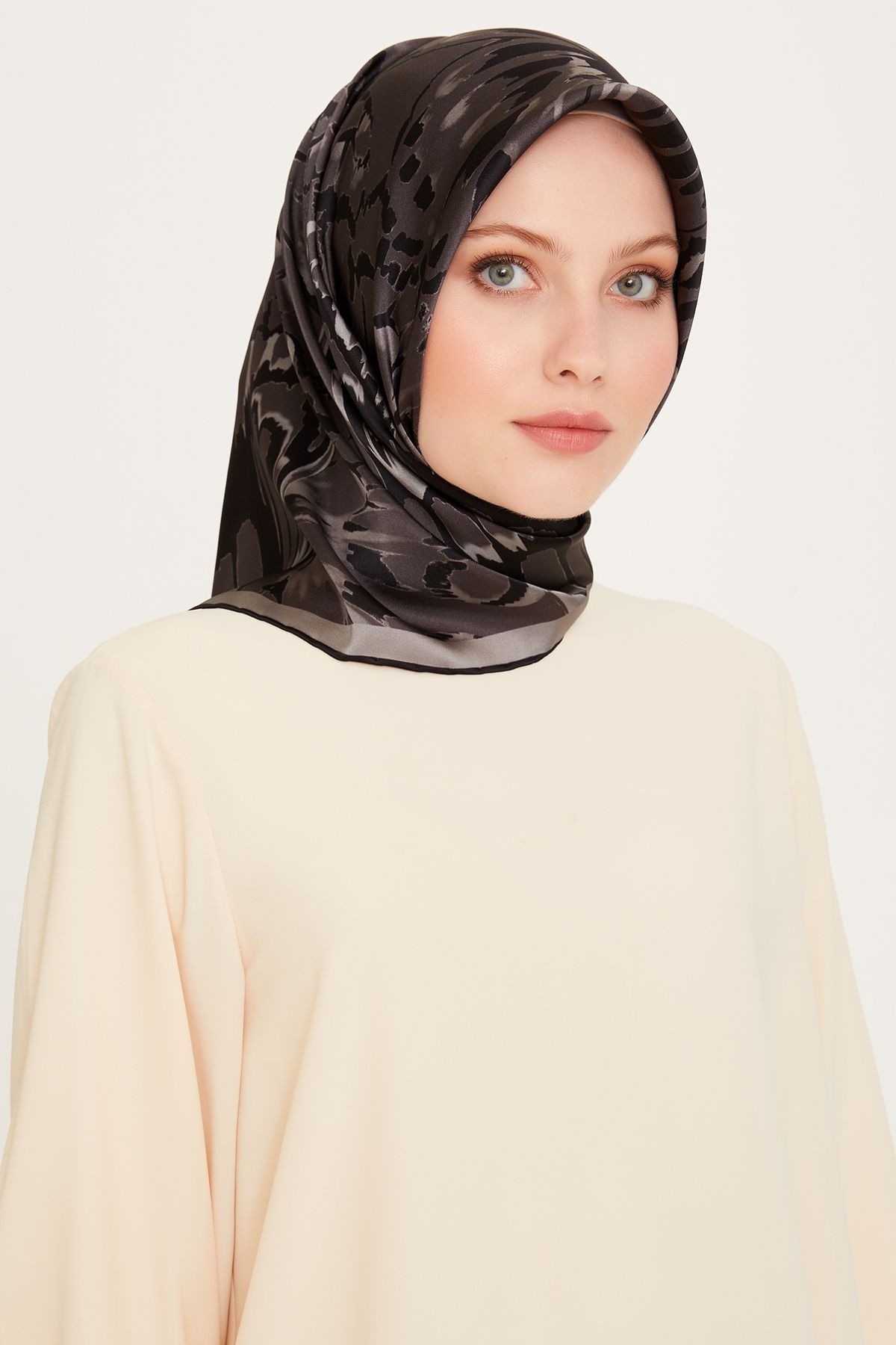 %100 Twill Ipek Desenli Eşarp | 9256-33