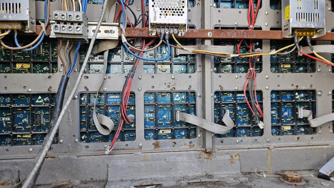 Sadece Bir Geçmesine Rağmen Paslanmış Led Modül Arkası, Korumasız Sigorta, Ekli Kablo 