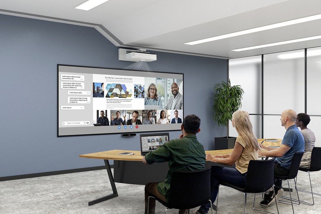 Video konferans cihazları projeksiyon veya ekran ile birlikte kullanılabilir. Örn: Epson EB-810e 