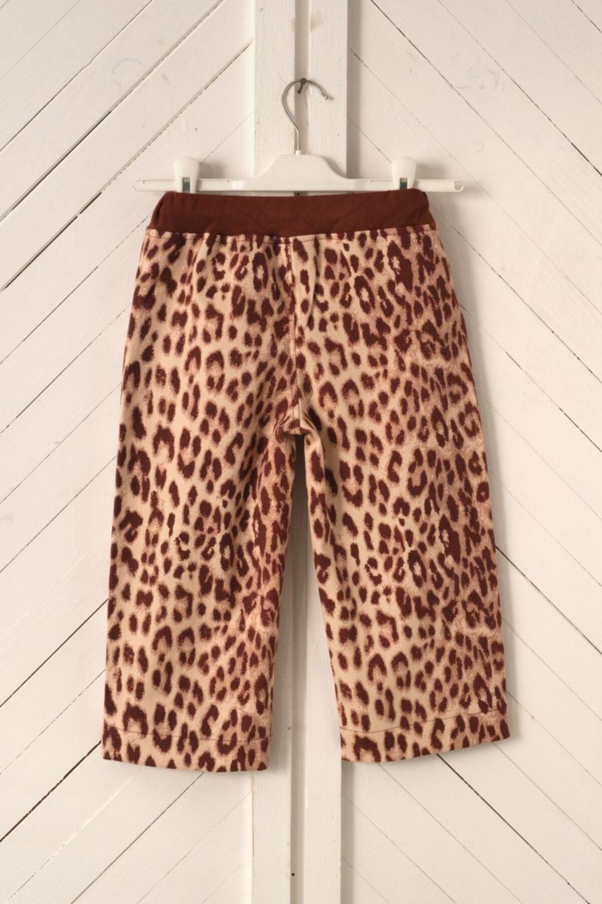 Leopar Desenli Çocuk Pantolonu – Yazlık Rahat Kesim – Bağcıklı, %100 pamuk