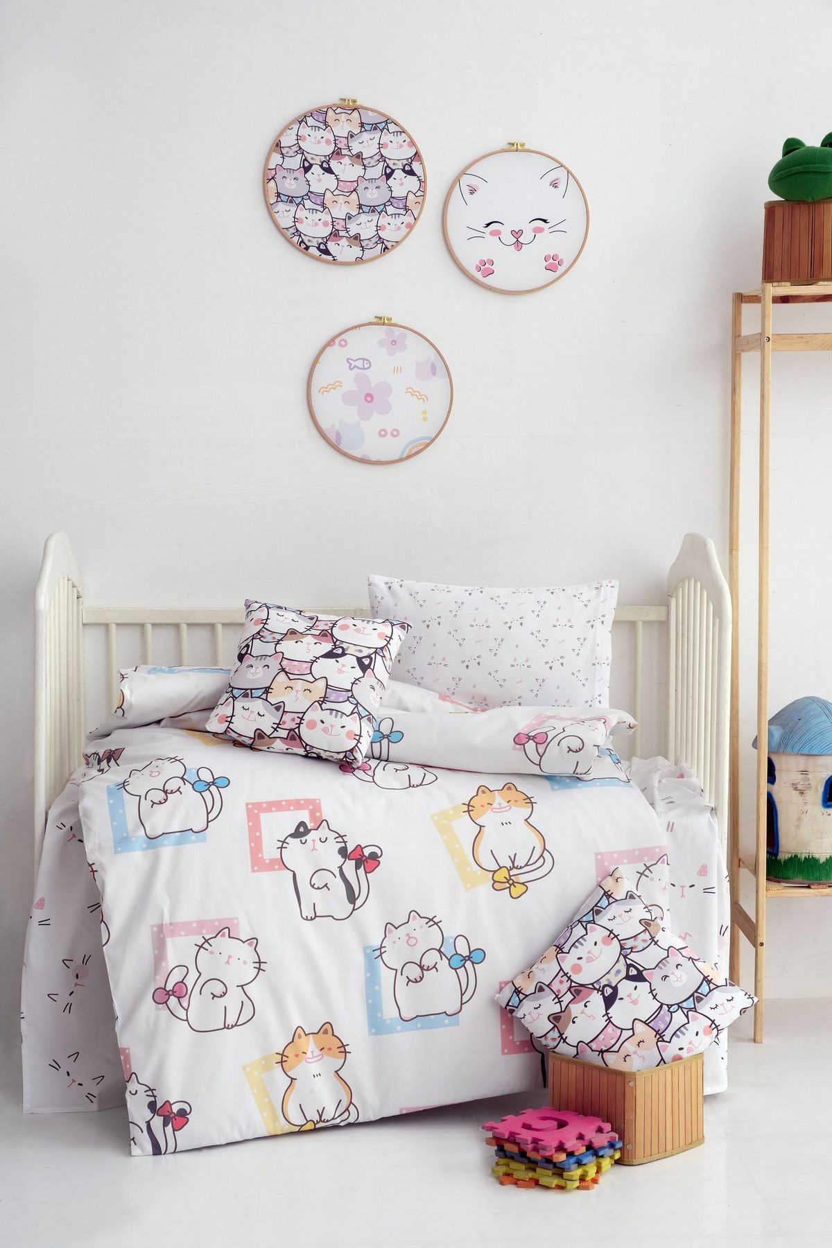 Mibabies; Crazy Cats, %100 Pamuk Bebek Odası Seti: Nevresim Takımı, Kırlent, 3'lü Tablo