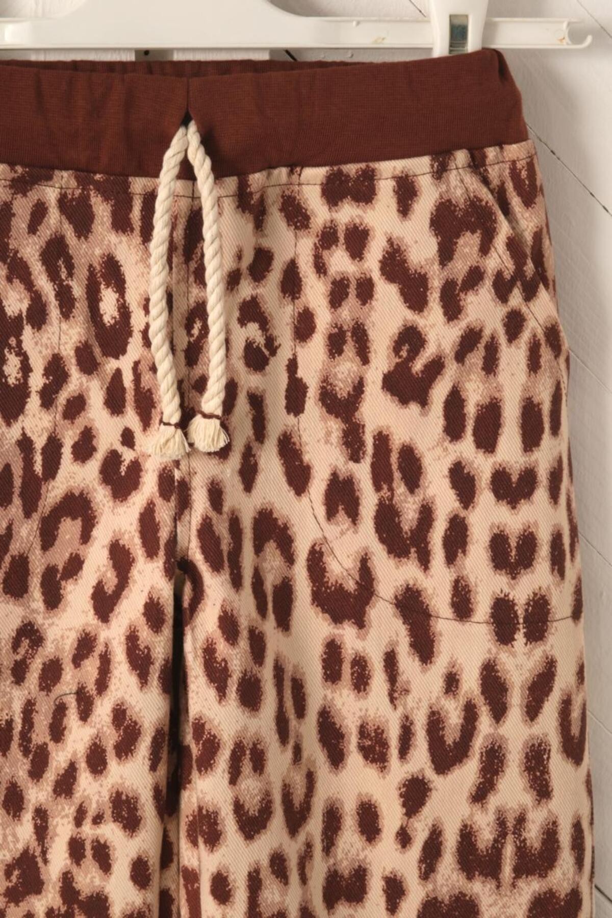 Leopar Desenli Çocuk Pantolonu – Yazlık Rahat Kesim – Bağcıklı, %100 pamuk