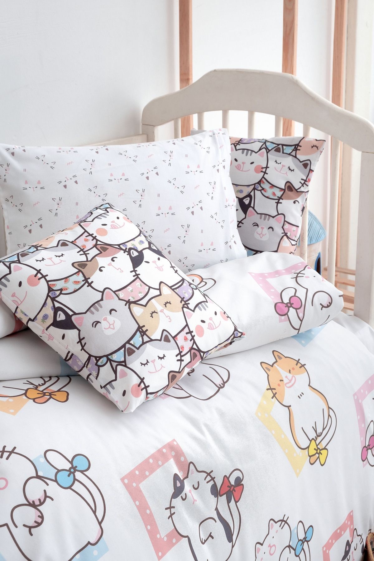 Mibabies; Crazy Cats, %100 Pamuk Bebek Odası Seti: Nevresim Takımı, Kırlent, 3'lü Tablo
