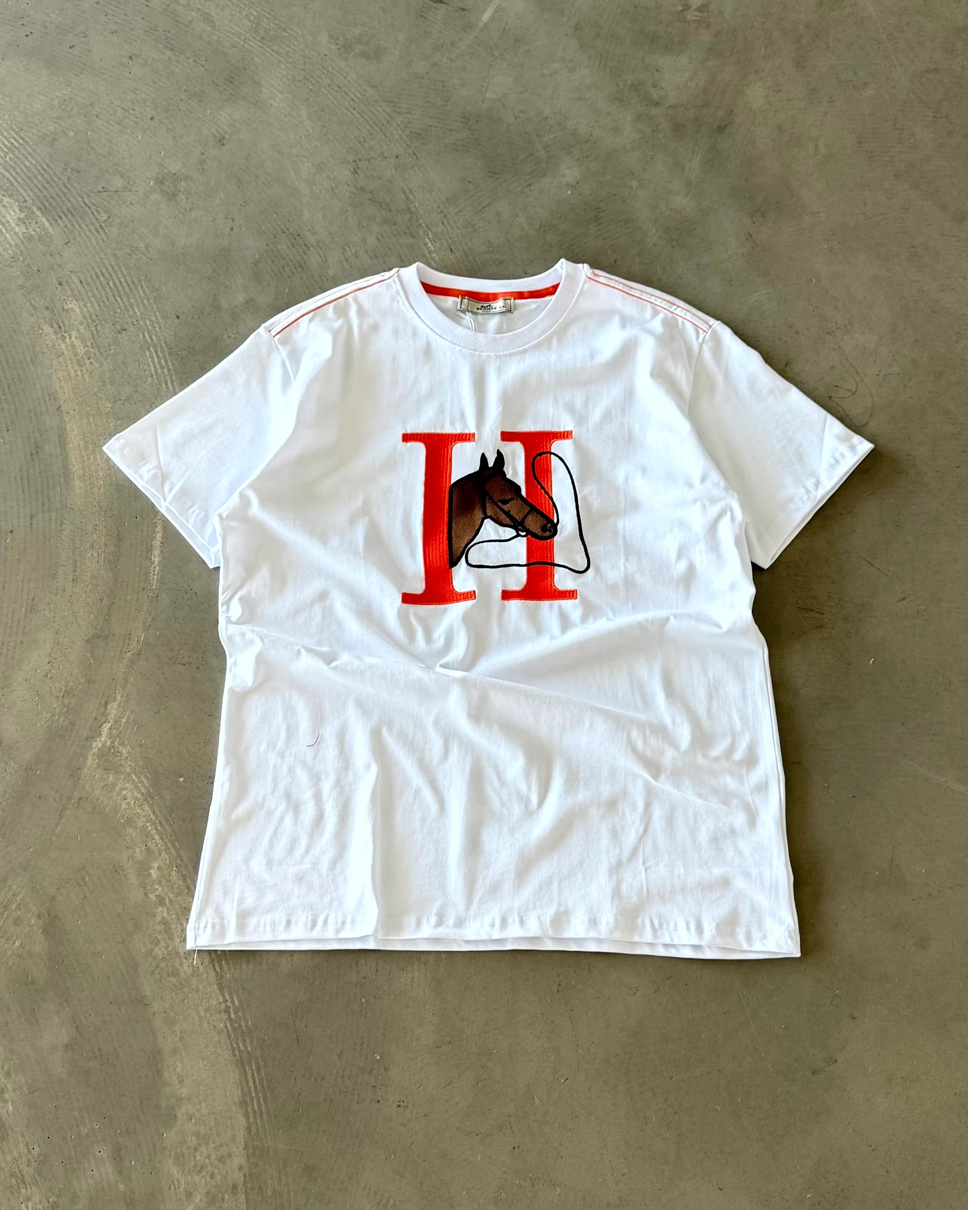 Büyük Logo Detaylı Basic T-Shirt