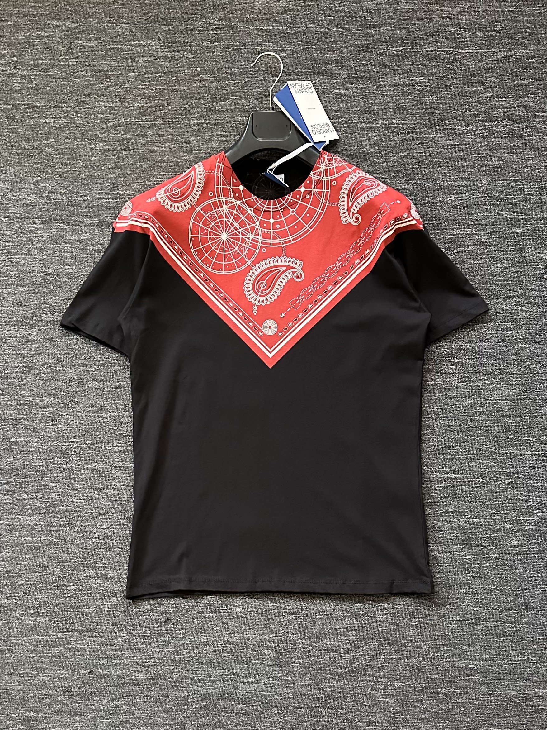 Premium Omuz Baskılı Tee - Siyah/Kırmızı