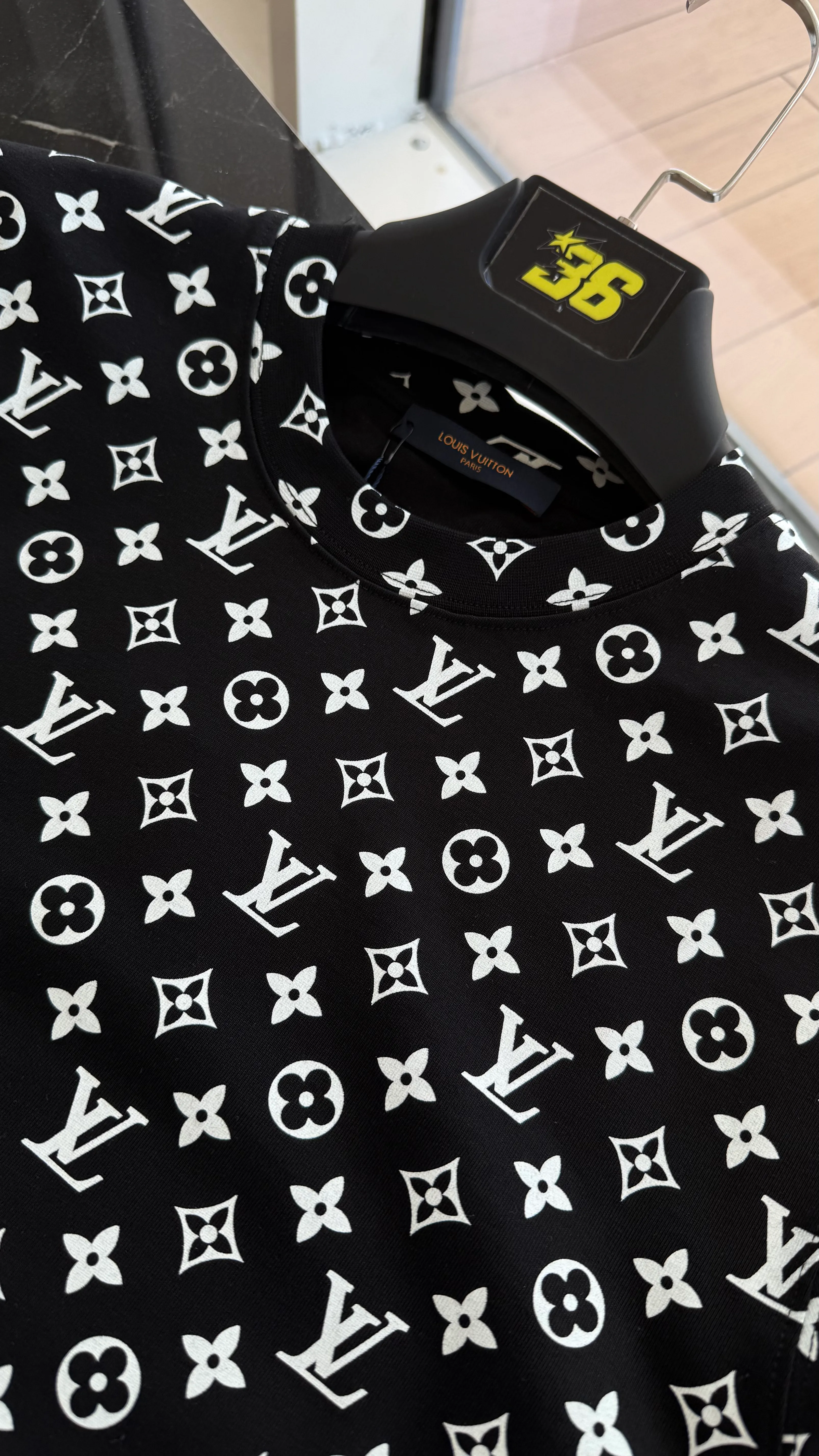 Monogram Desenli Erkek T-Shirt – Gri & Siyah | Modern ve Dikkat Çekici Stil