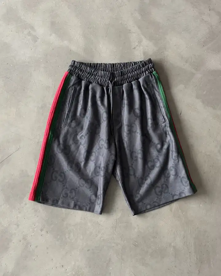 Full Büyük Logo ve Yan Şerit Detaylı Şort