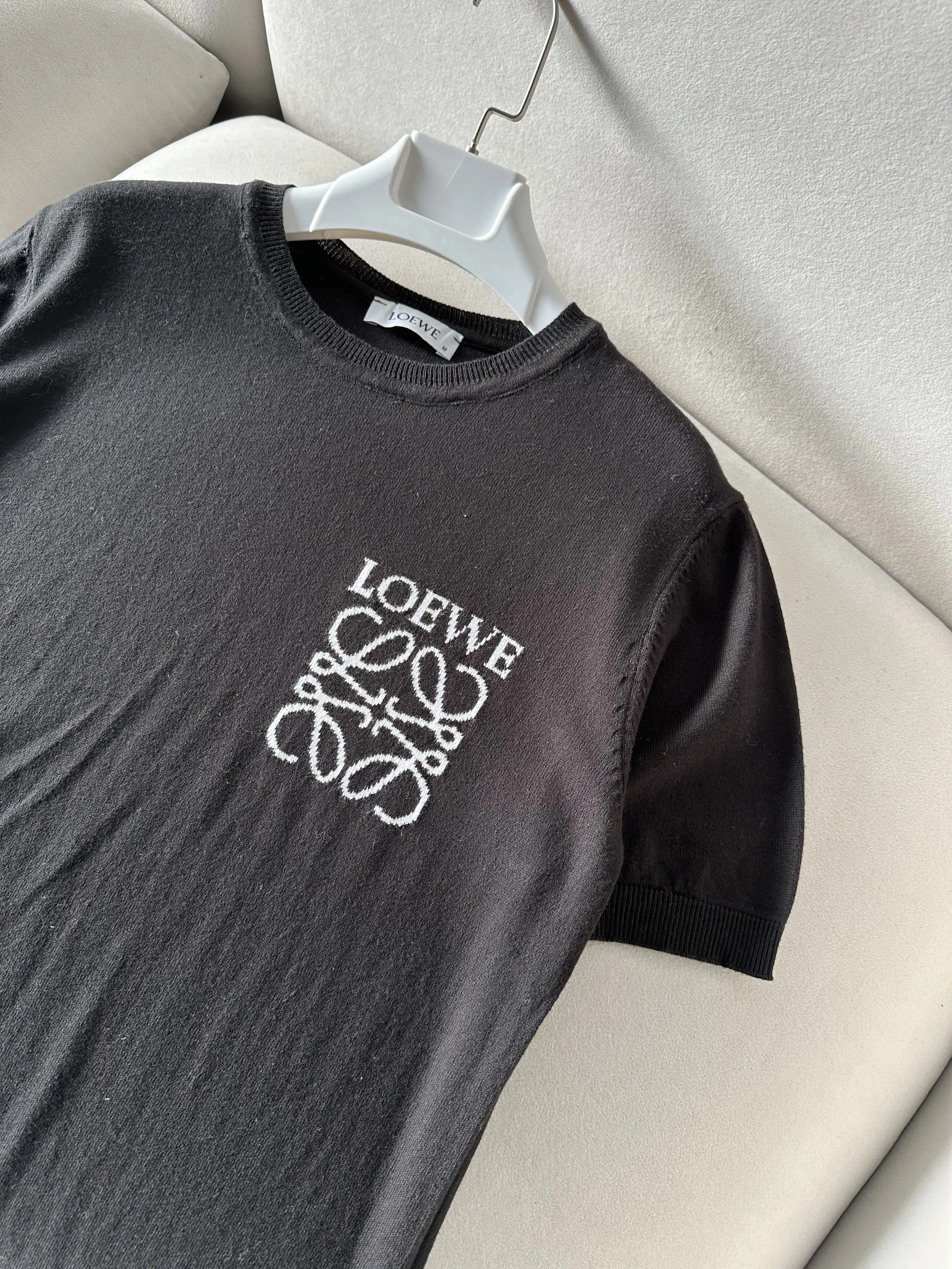 Büyük Göğüs Logolu T-Shirt