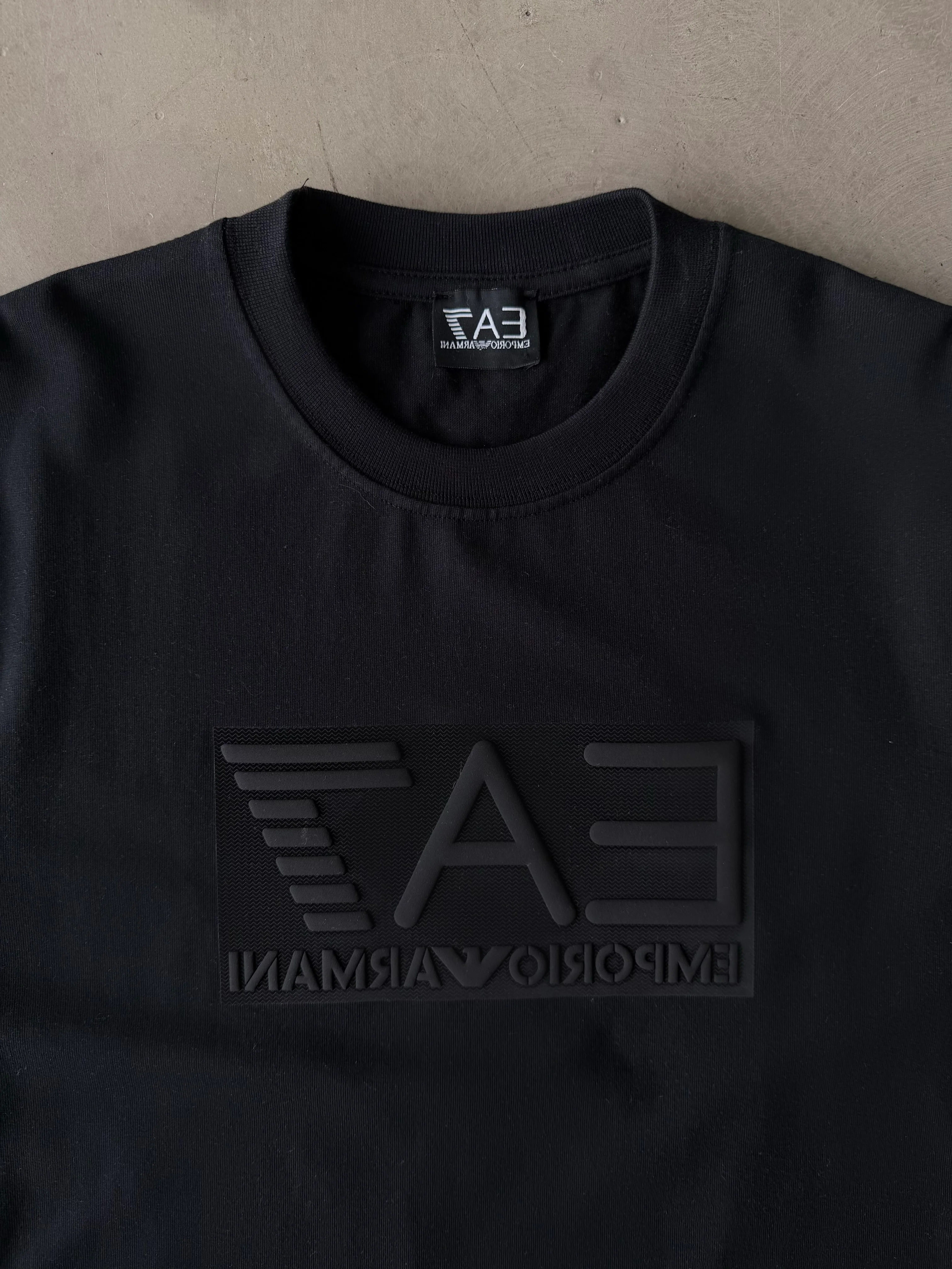 Göğüs Logo Kabartmalı Basic T-Shirt