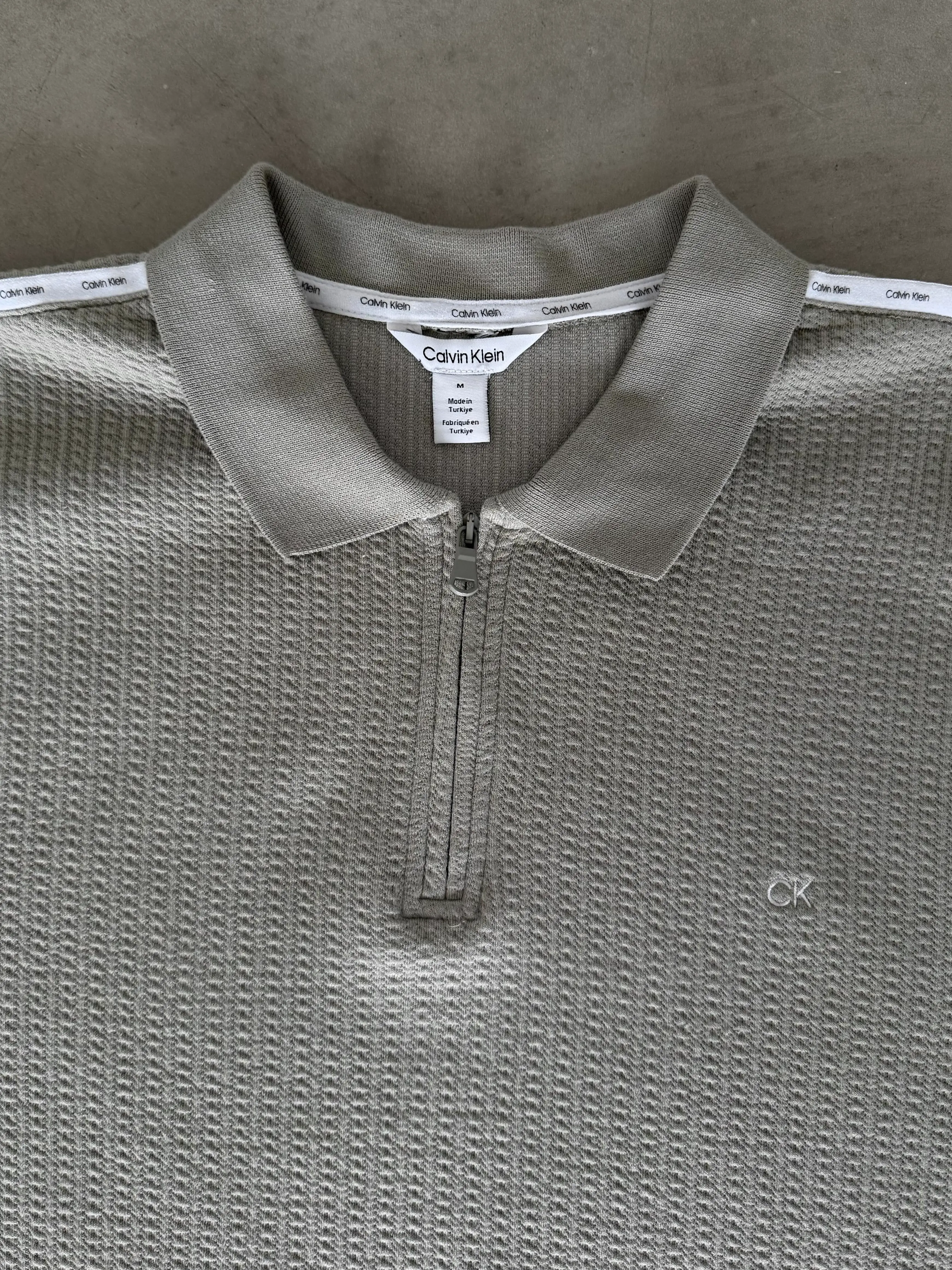 Omuz Logo Detaylı Yarım Fermuarlı T-Shirt