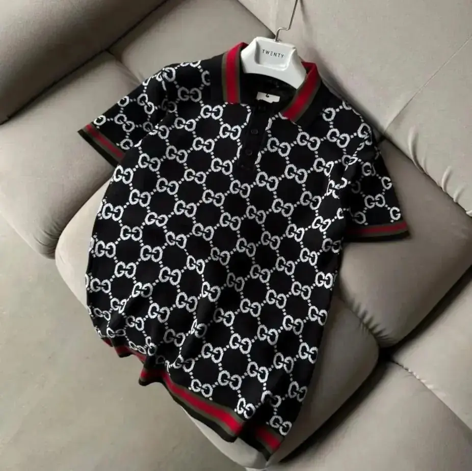 Monogram Desenli Polo Yaka T-Shirt – Çok Renk Seçenekli | Premium ve Dikkat Çekici Stil