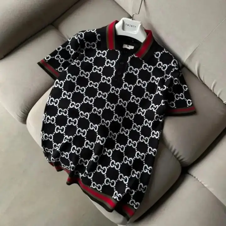 Monogram Desenli Polo Yaka T-Shirt – Çok Renk Seçenekli | Premium ve Dikkat Çekici Stil