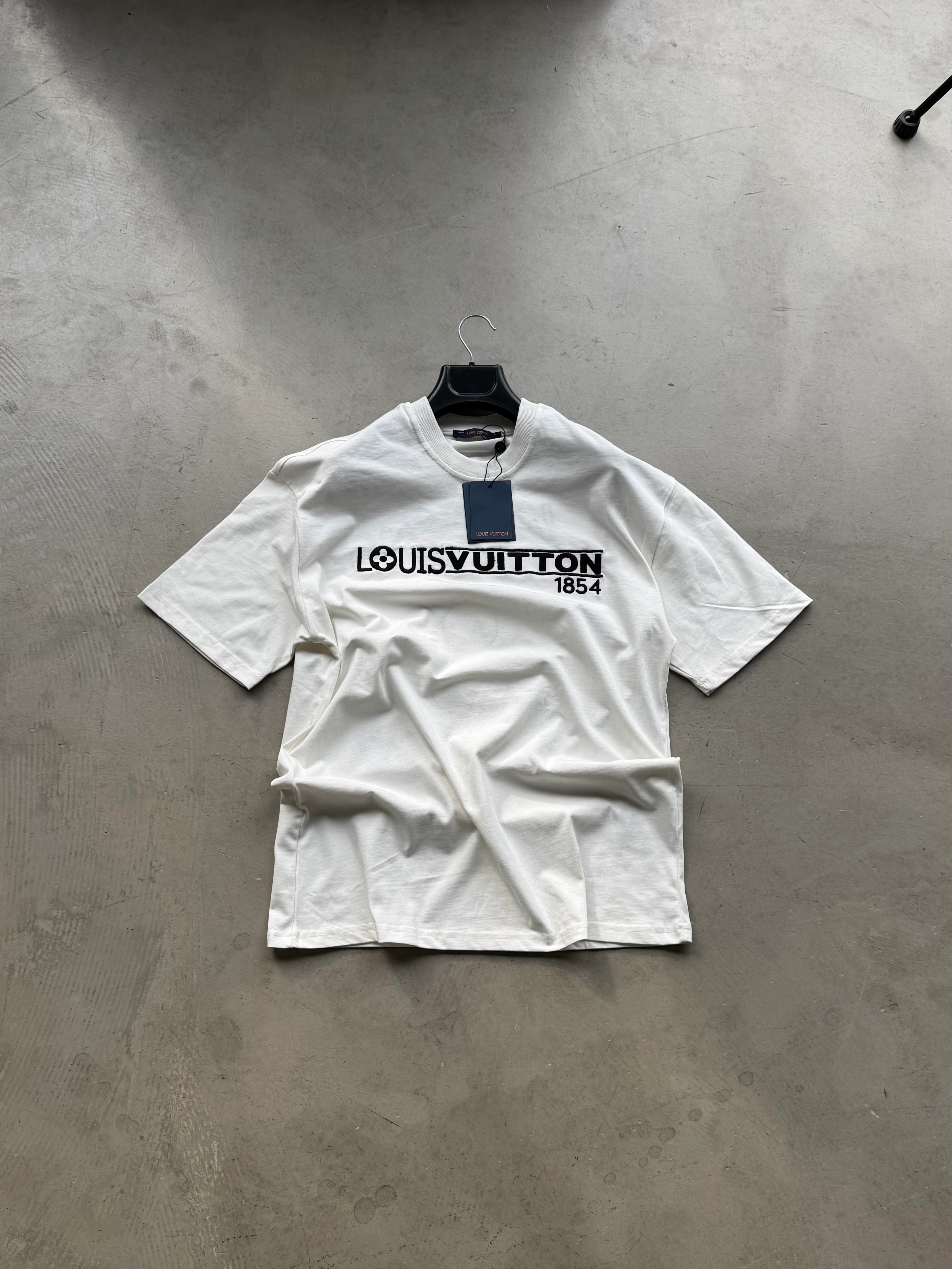 LV Premium Sırt Nakışlı T-Shirt - Beyaz