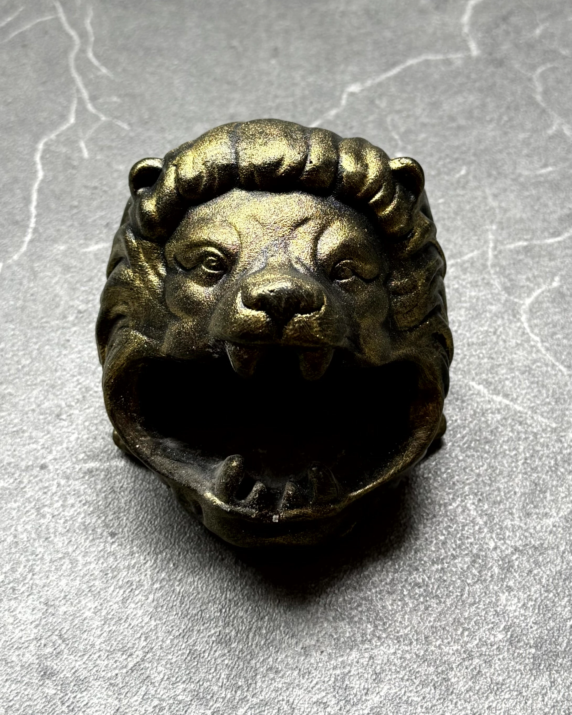 Monarch Aslanlı Masa Küllüğü