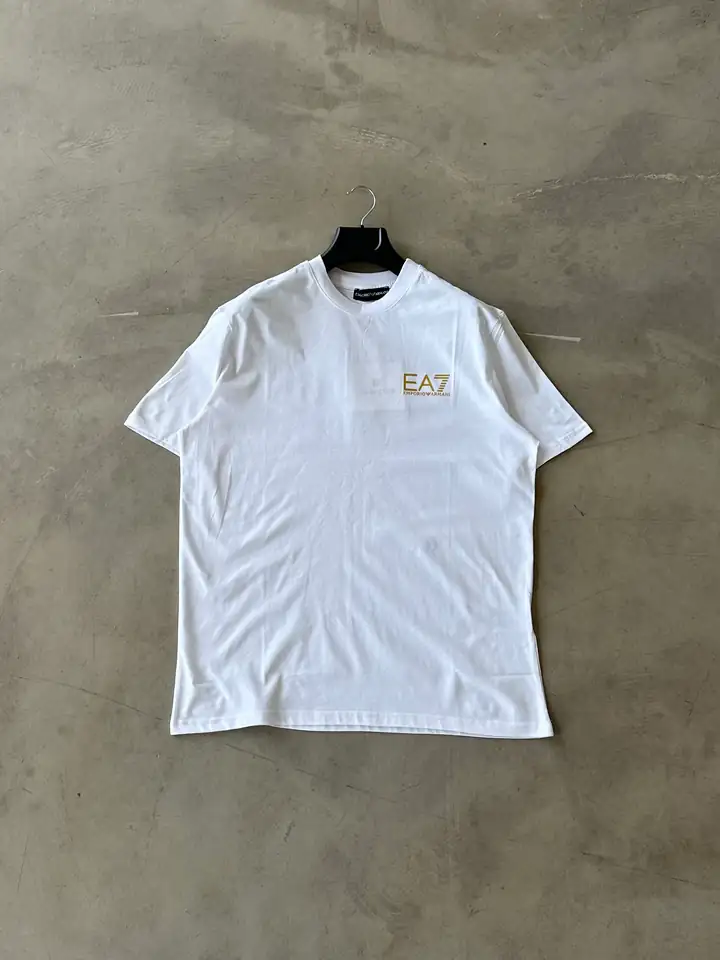 EA7 Premium Baskılı Minimal Logo Detaylı Beyaz T-Shirt – Modern ve Zamansız Erkek Stili