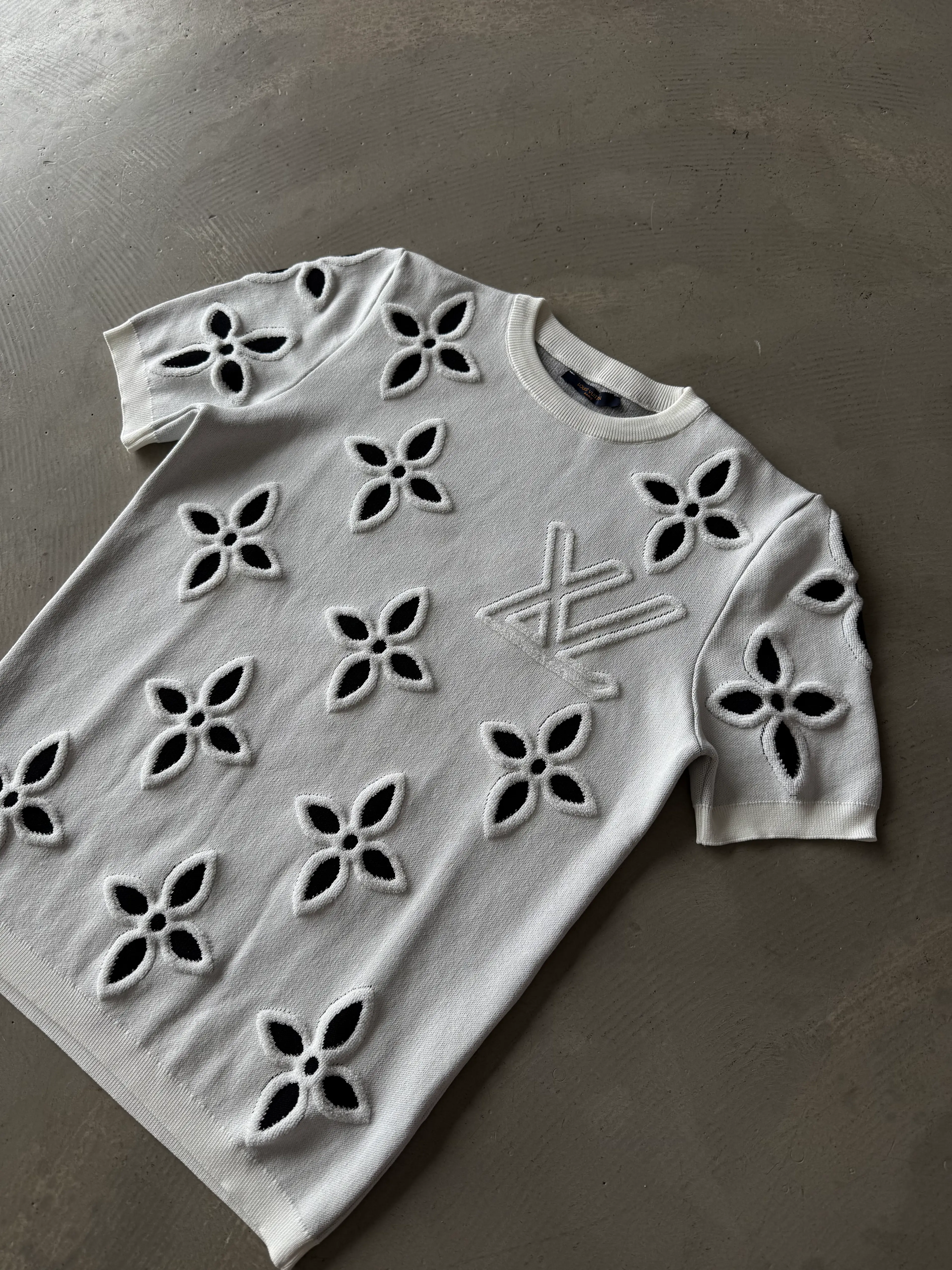 Sol Göğüs Logolu Çiçek Desenli Triko T-Shirt