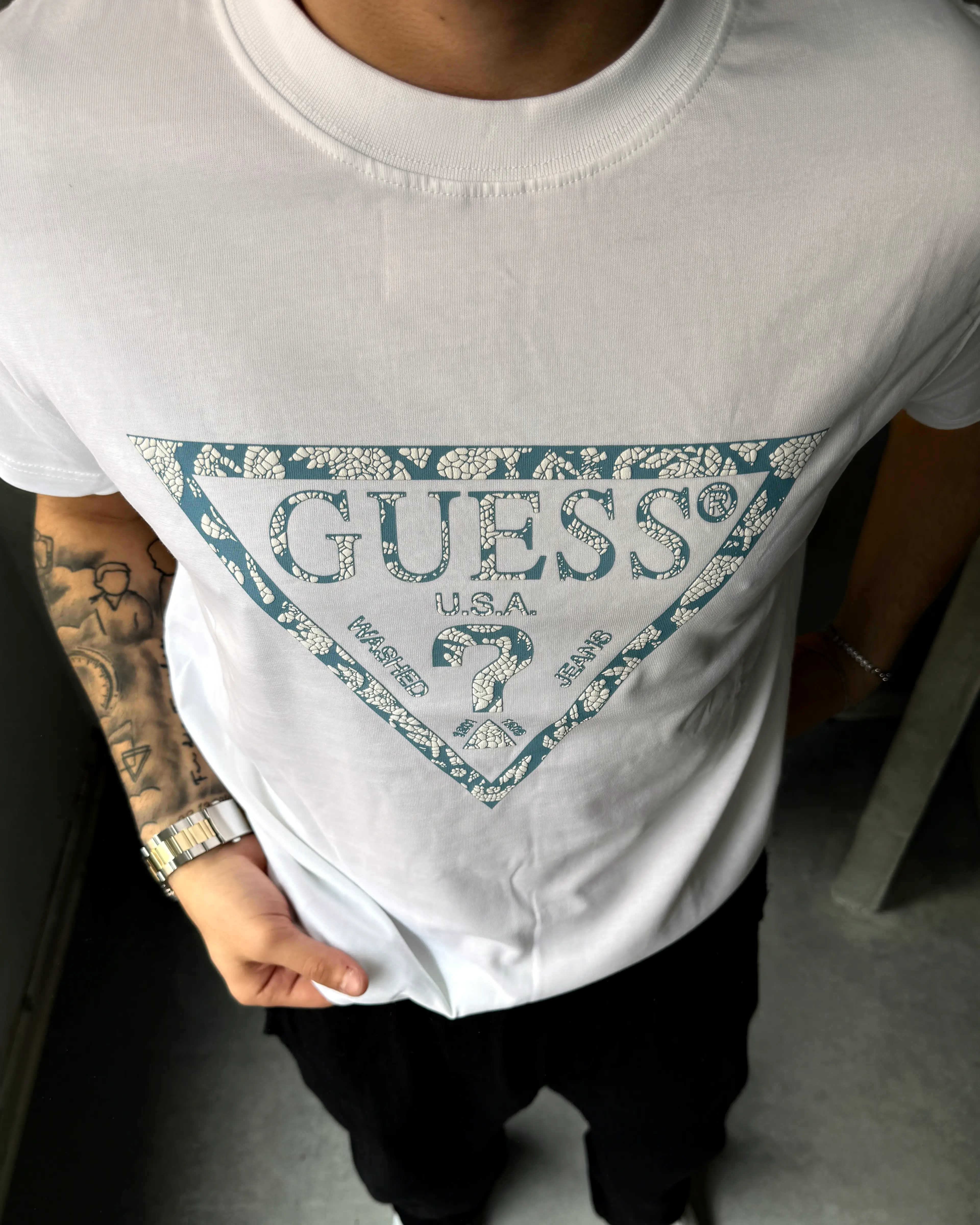 Guess Turkuaz Üçgen Baskılı T-Shirt