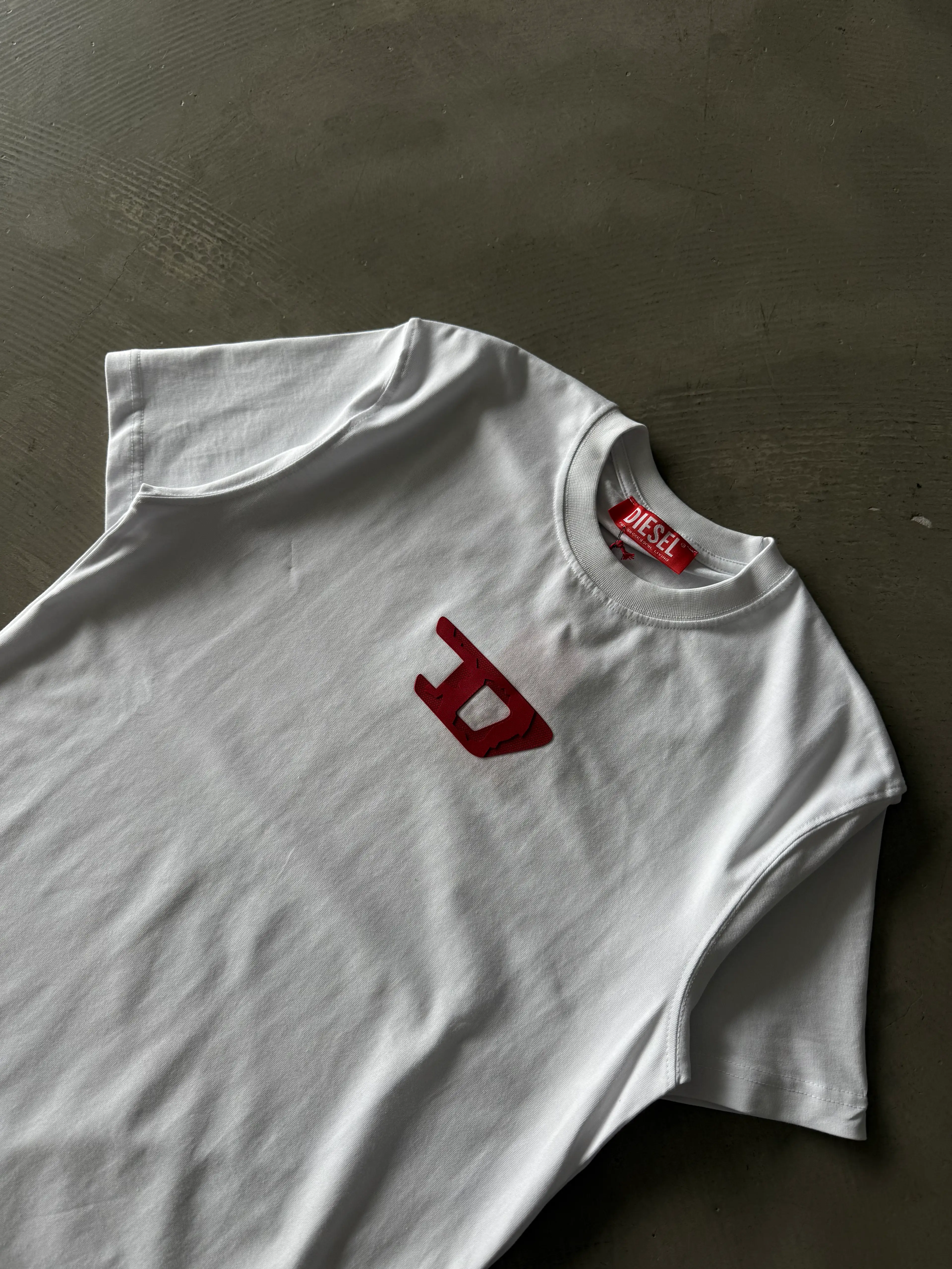 Göğüs Harf Logo Detaylı Basic T-Shirt