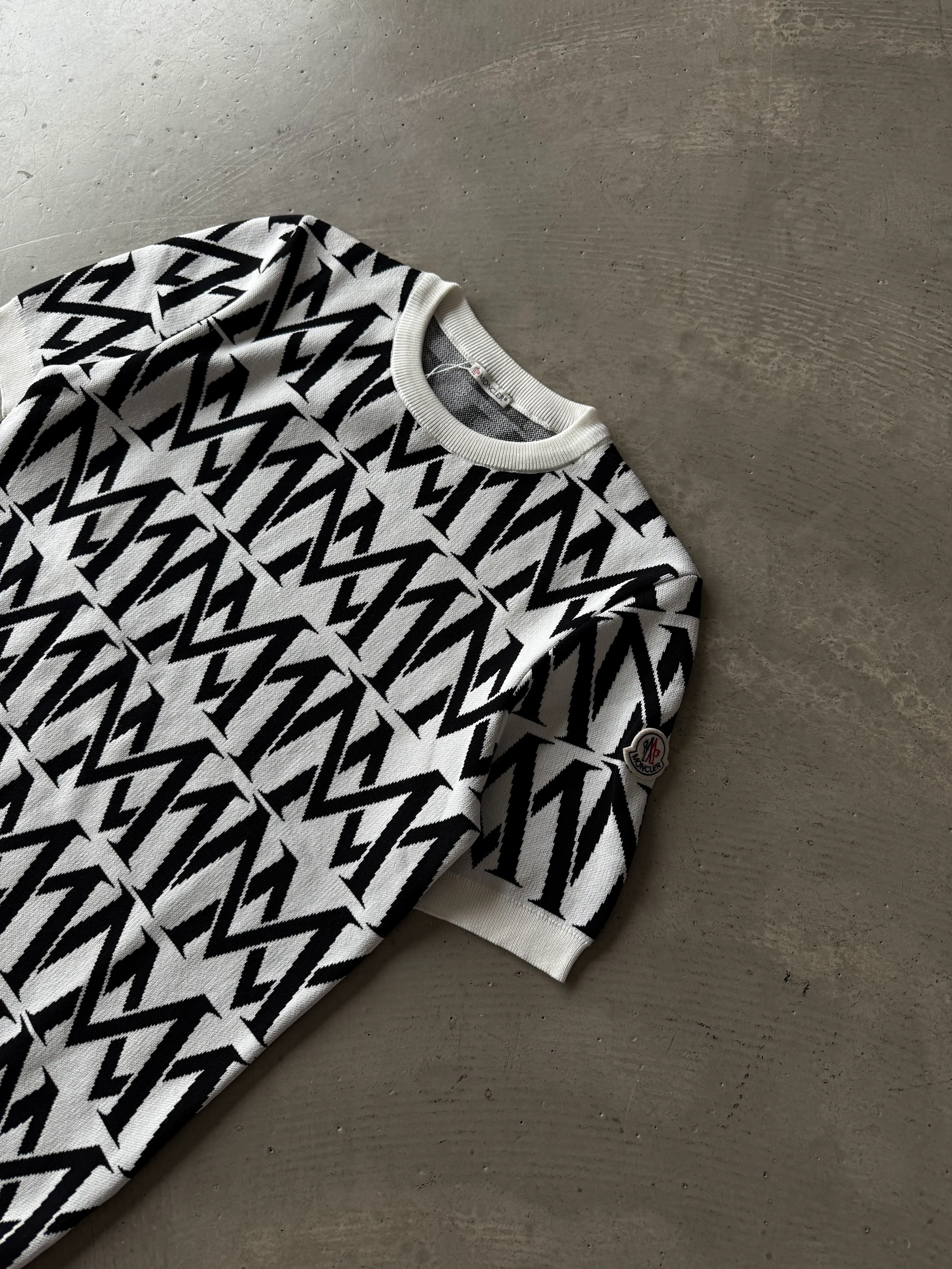 M Desenli Garnili Yaka Basic T-Shirt