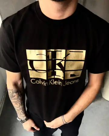Göğüs Gold Logo Baskılı T-Shirt