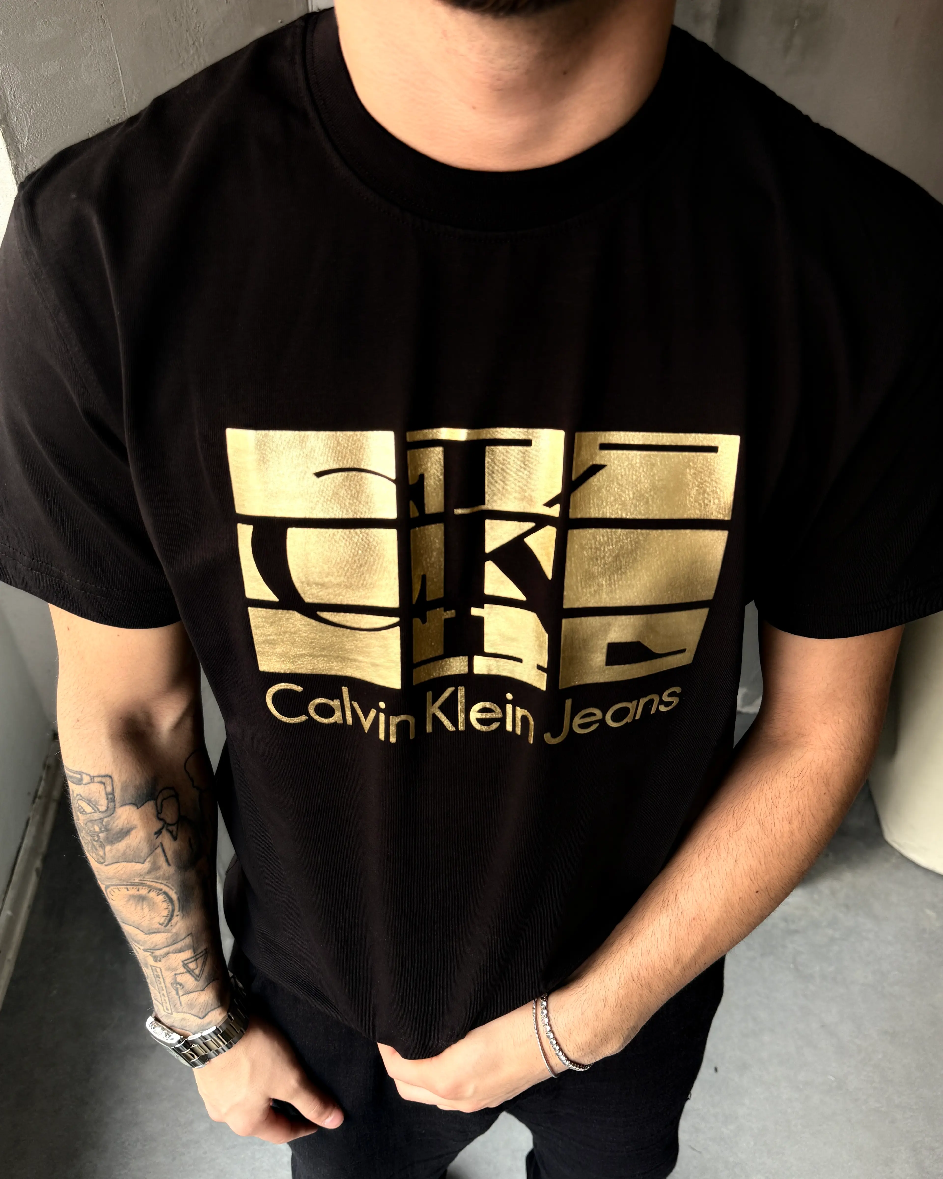 Göğüs Gold Logo Baskılı T-Shirt