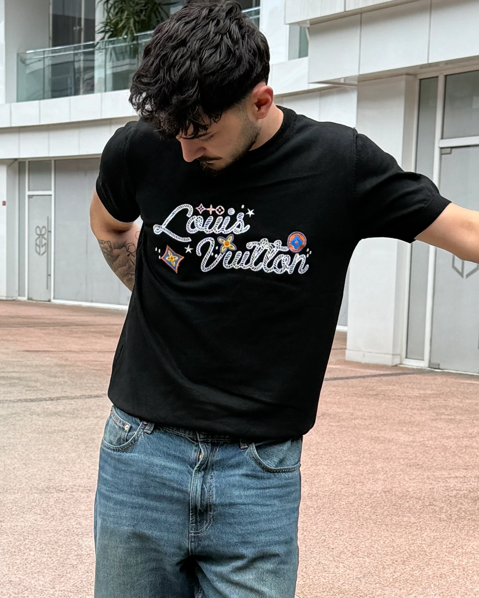 El Yazılı Göğüs Nakışlı Triko T-Shirt