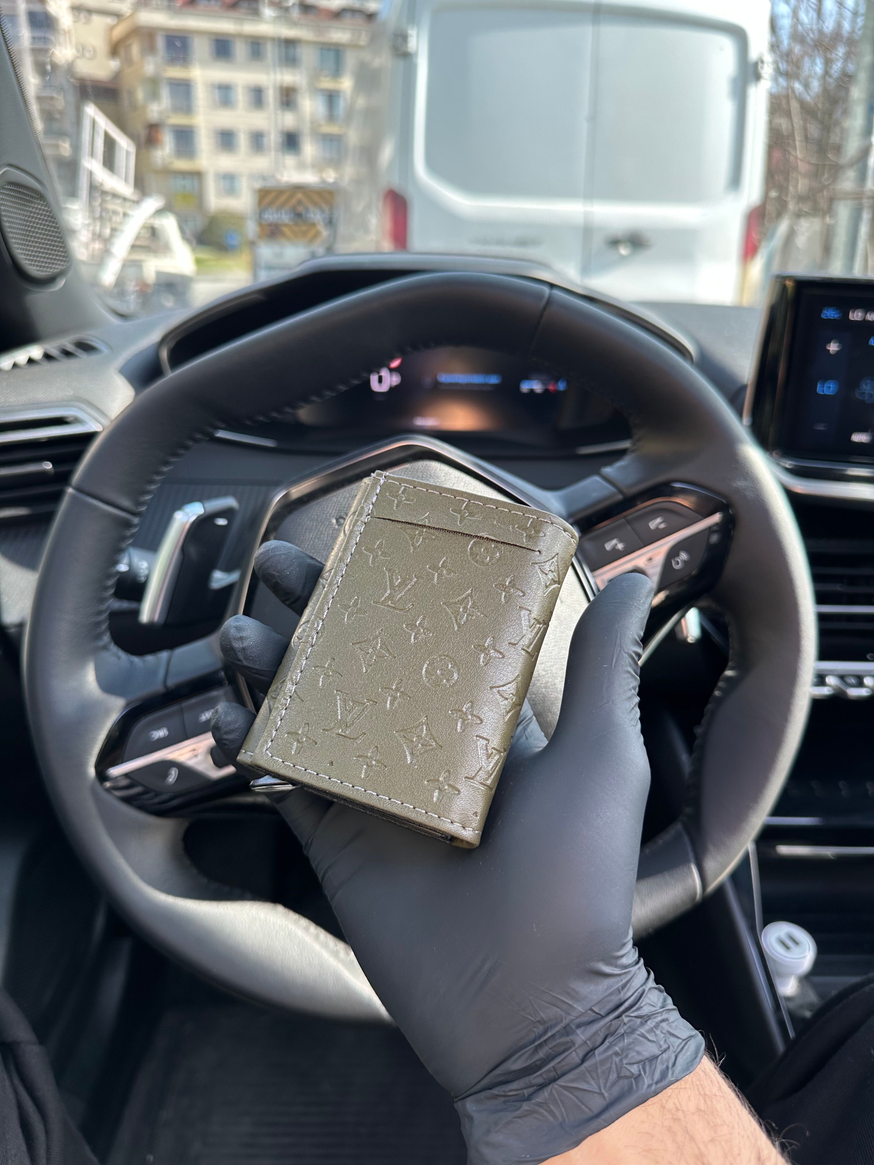 LV İşlemeli Mekanizmalı Cüzdan