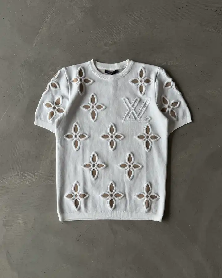 Sol Göğüs Logolu Çiçek Desenli Triko T-Shirt - Beyaz ( Kahverengi Çiçekli )