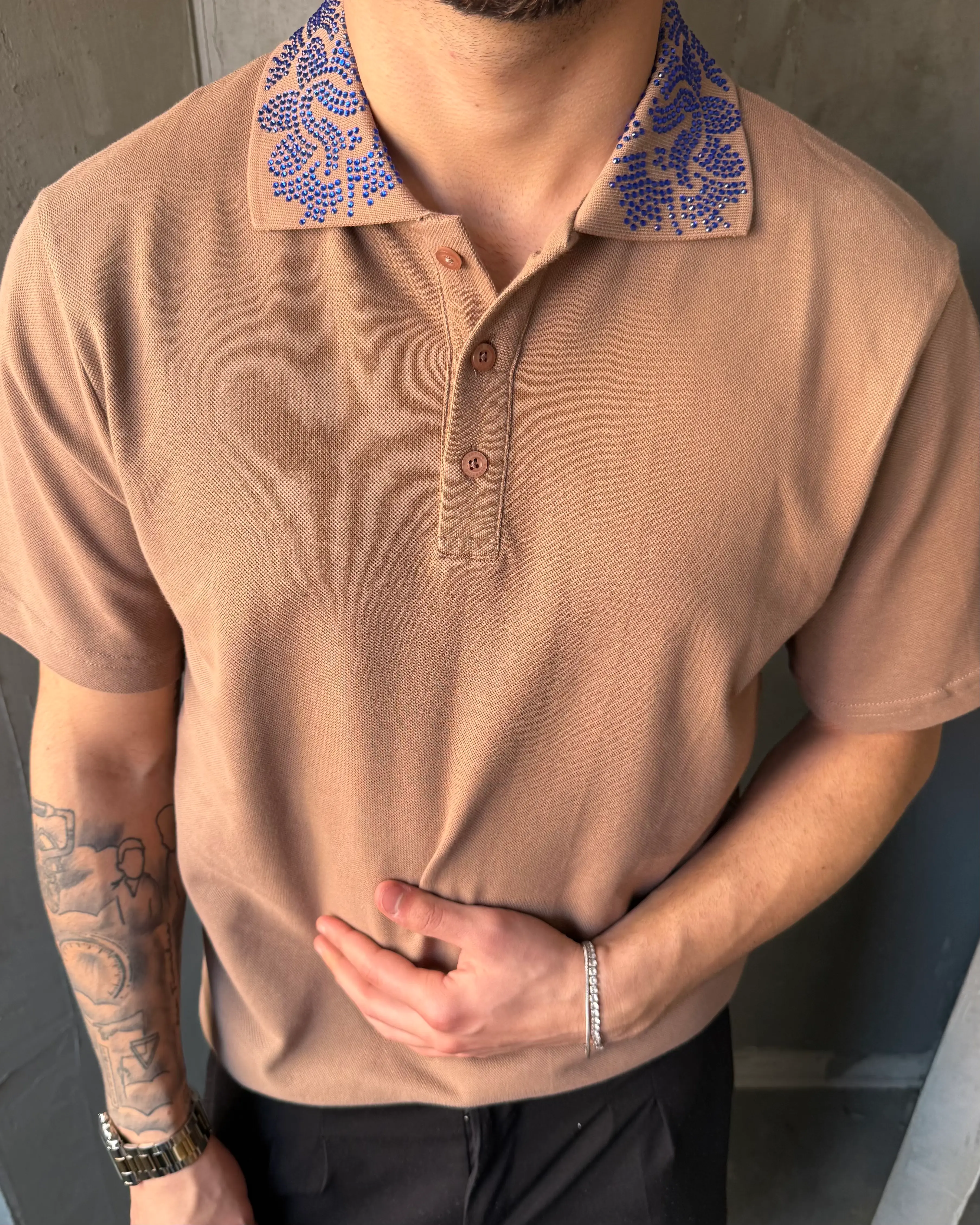 Desenli Taş Detaylı Polo Yaka T-Shirt