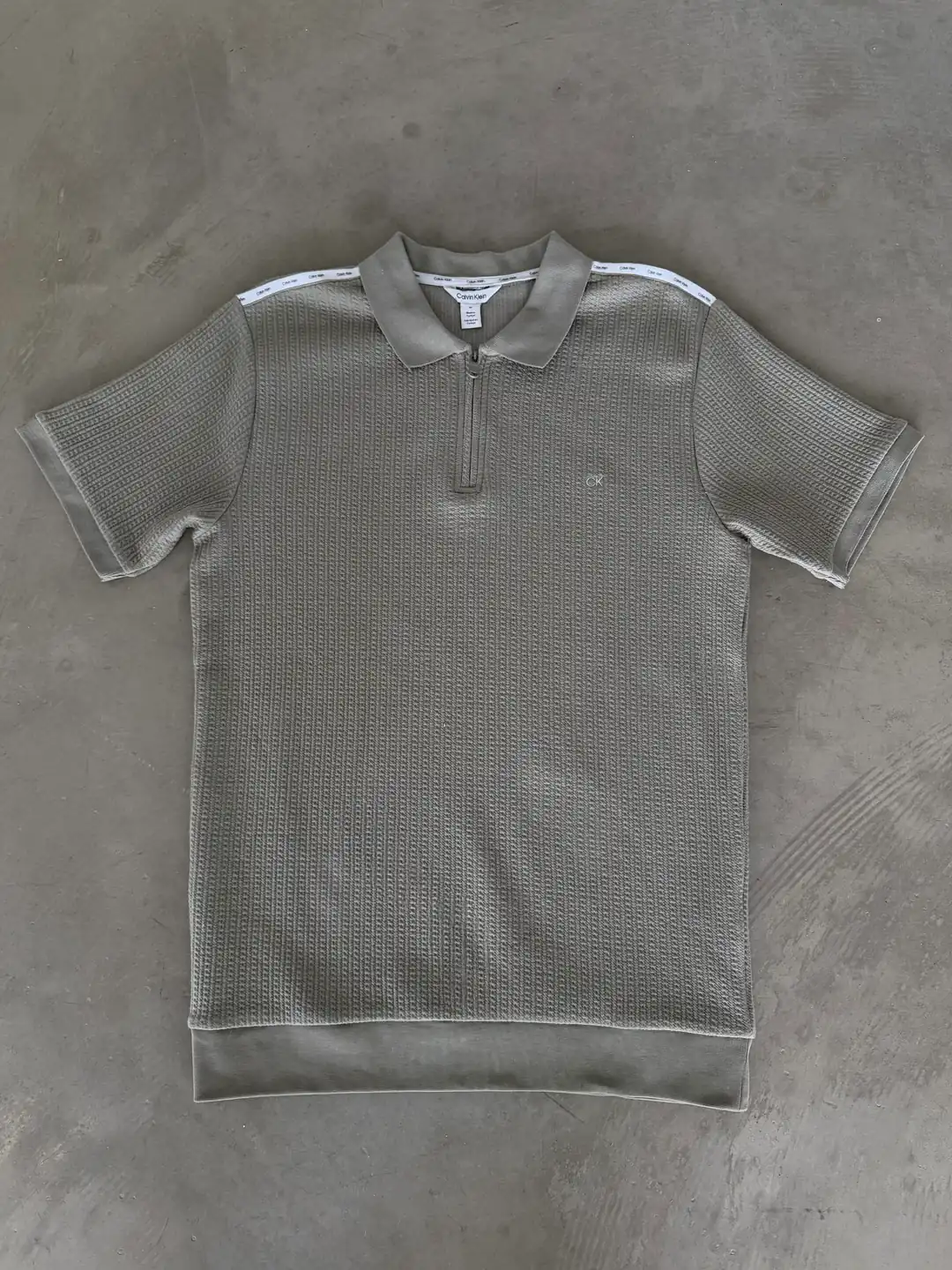 Omuz Logo Detaylı Yarım Fermuarlı T-Shirt