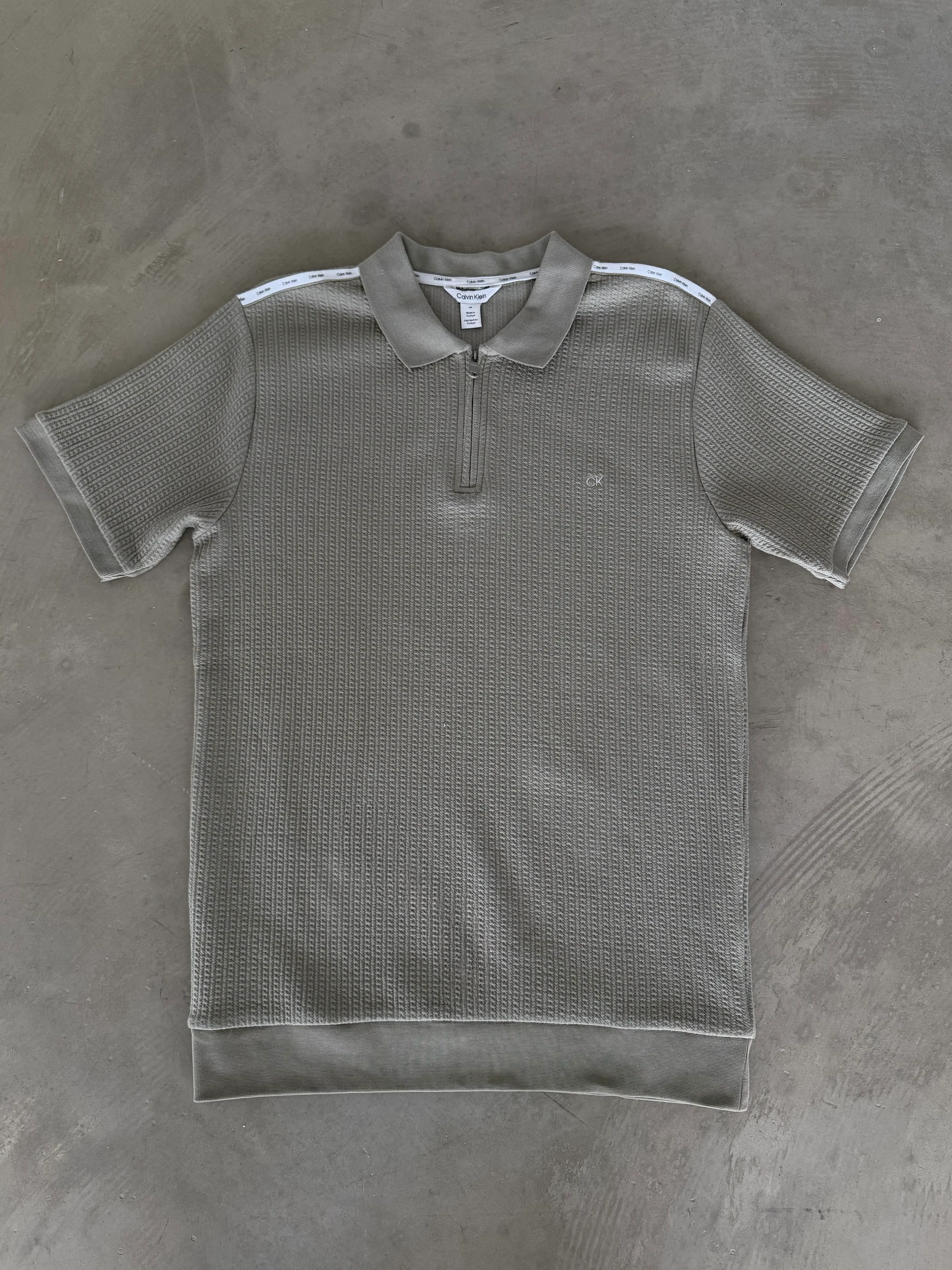 Omuz Logo Detaylı Yarım Fermuarlı T-Shirt