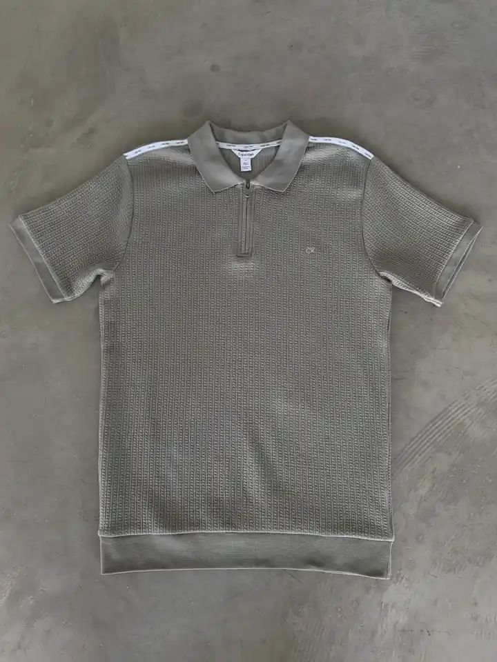 Omuz Logo Detaylı Yarım Fermuarlı T-Shirt