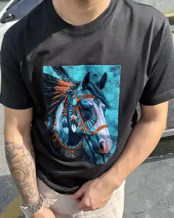 Mavi At Baskı Detaylı T-Shirt - Siyah