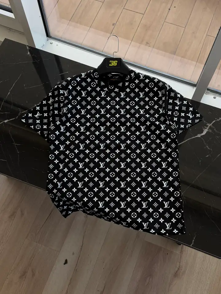 Monogram Desenli Erkek T-Shirt – Gri & Siyah | Modern ve Dikkat Çekici Stil