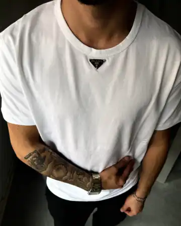 Yaka Demir Logo Detaylı T-Shirt