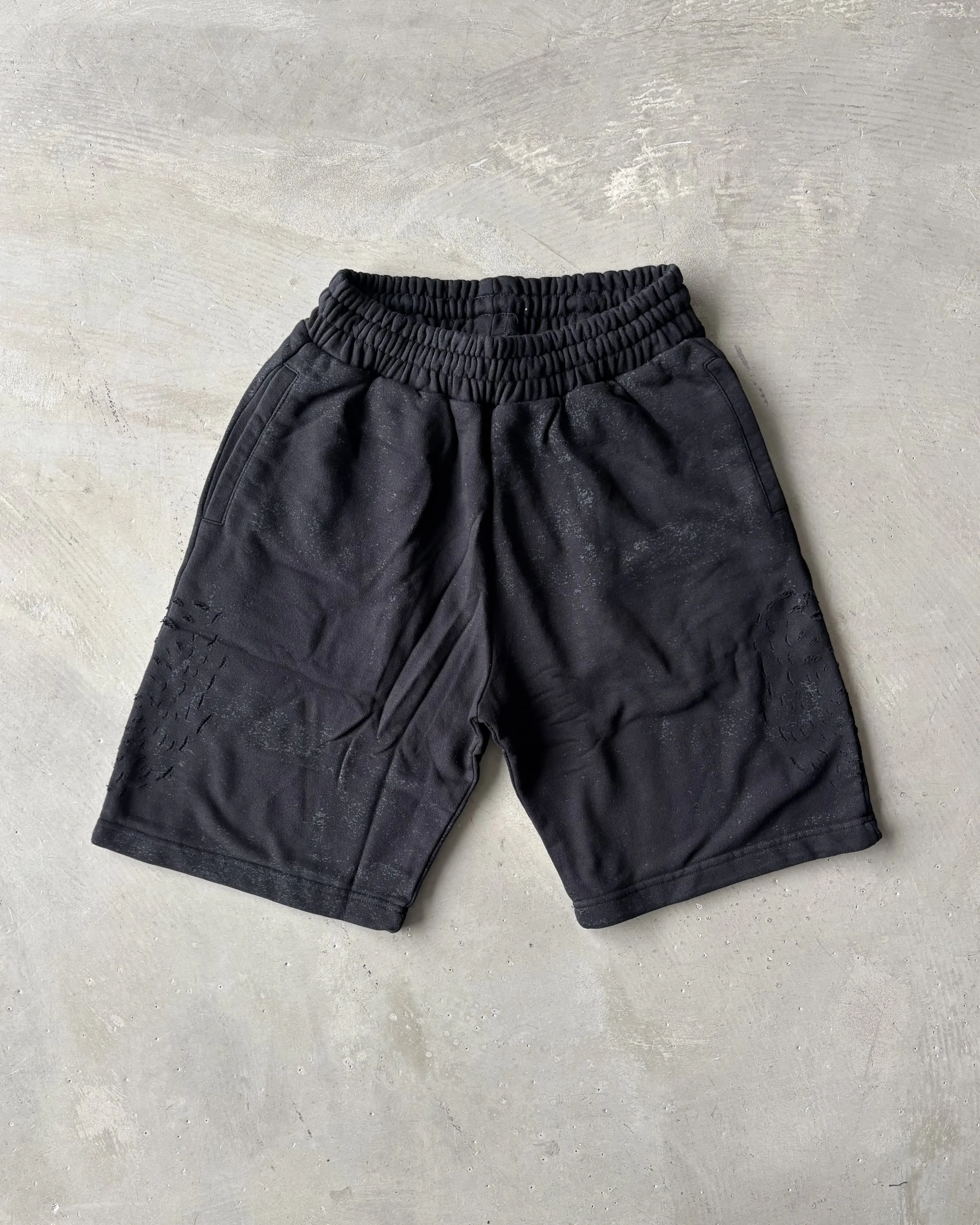 Yırtma Detaylı Şort