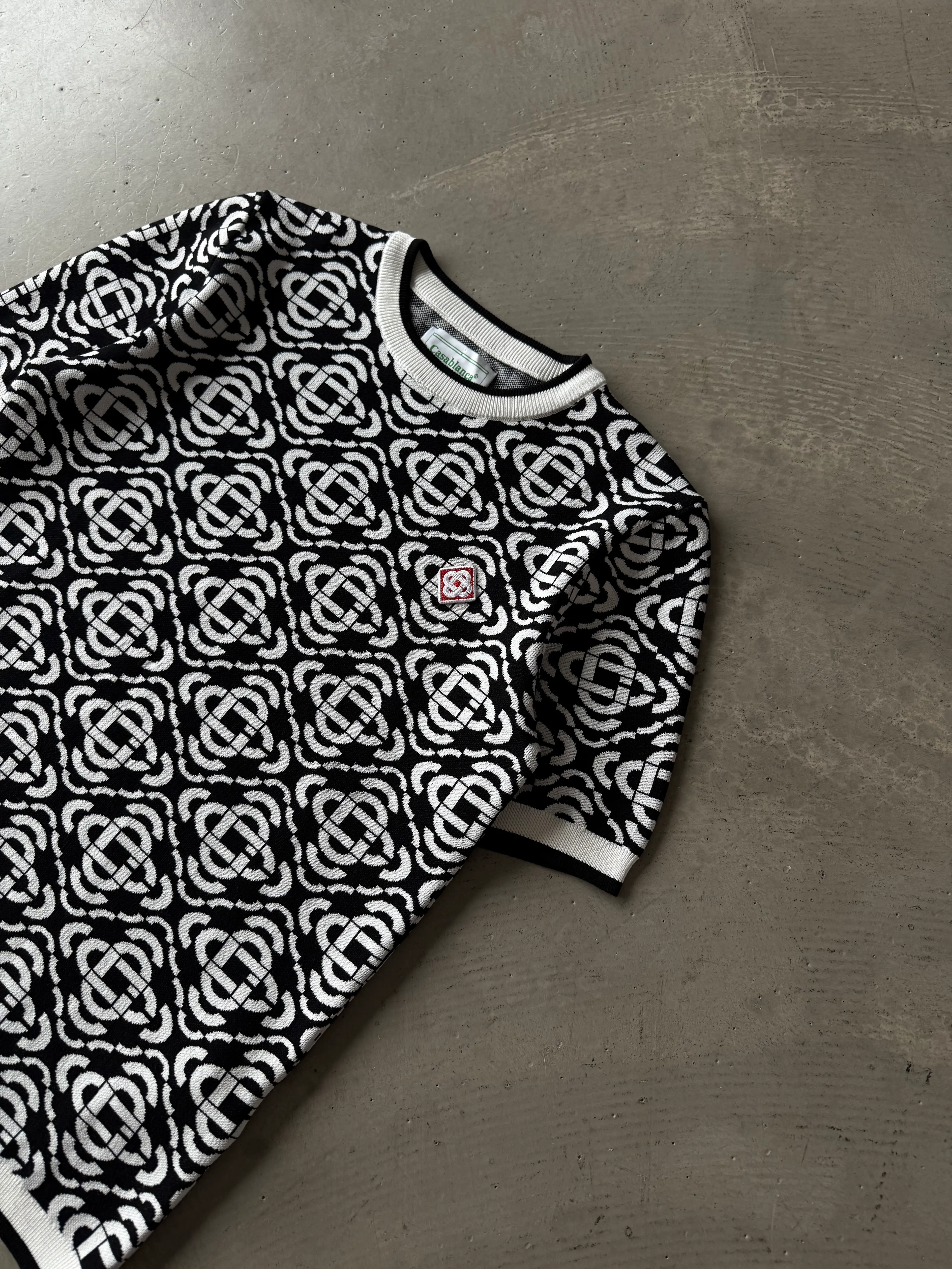 Full Logo Desenli Garnili Yaka Basic T-Shirt