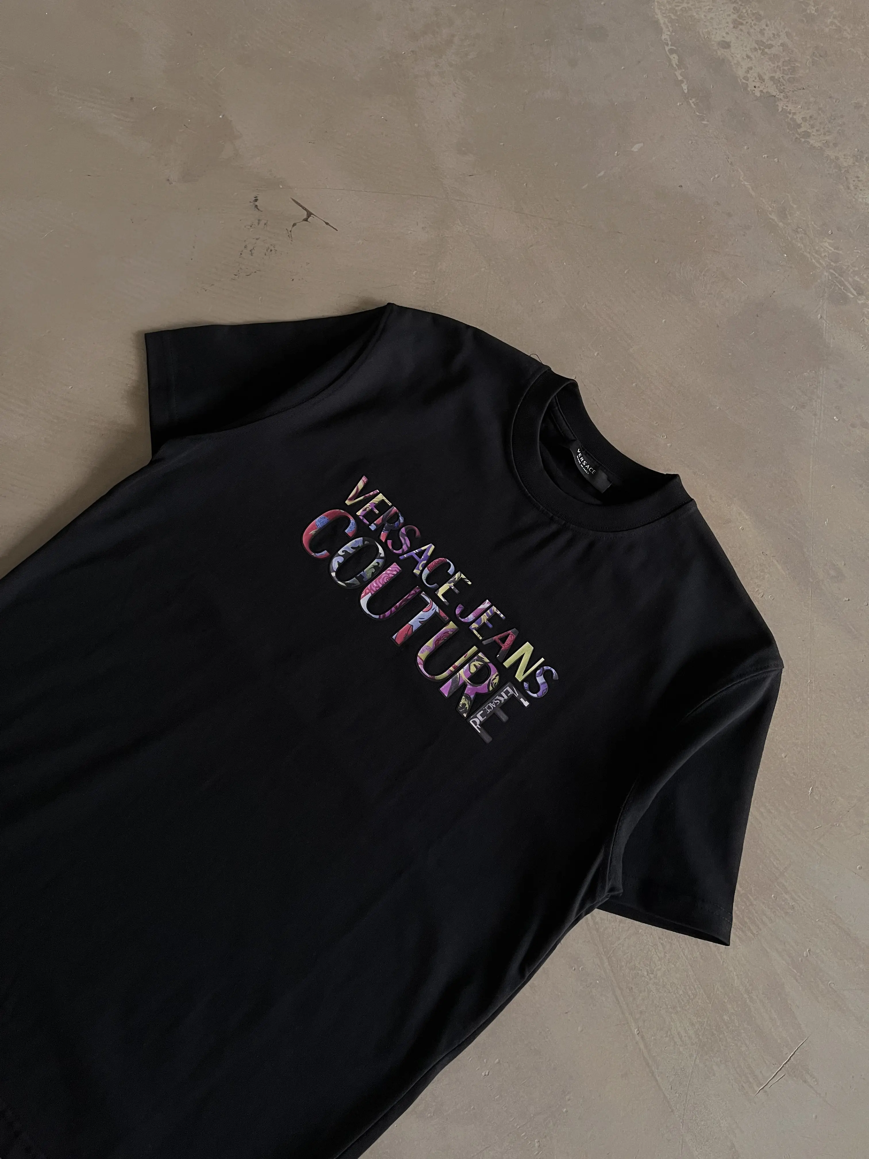 Renkli Göğüs Baskılı Basic T-Shirt