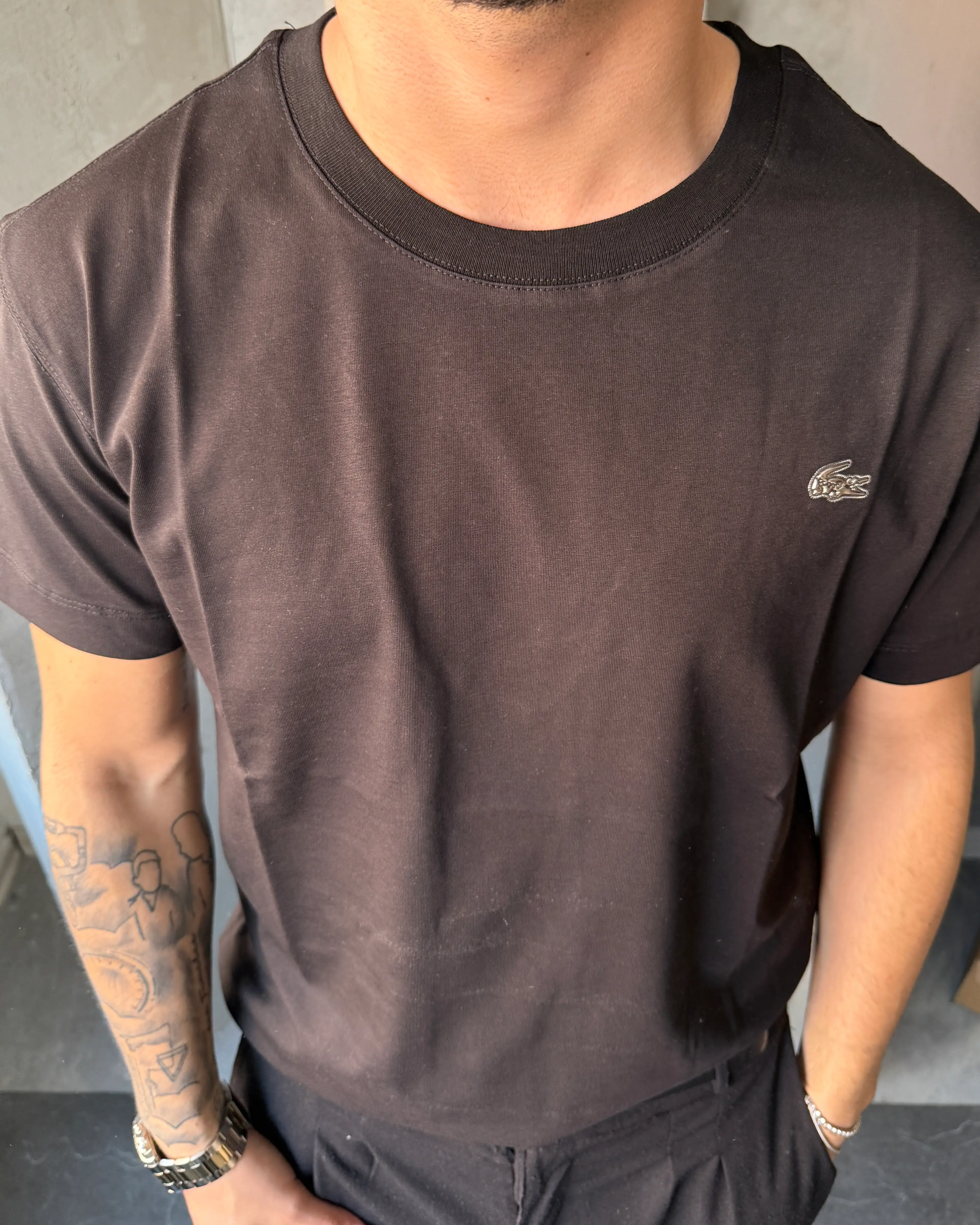 Basic Logo Detaylı Erkek T-Shirt – Çok Renk Seçenekli | Zamansız ve Rahat