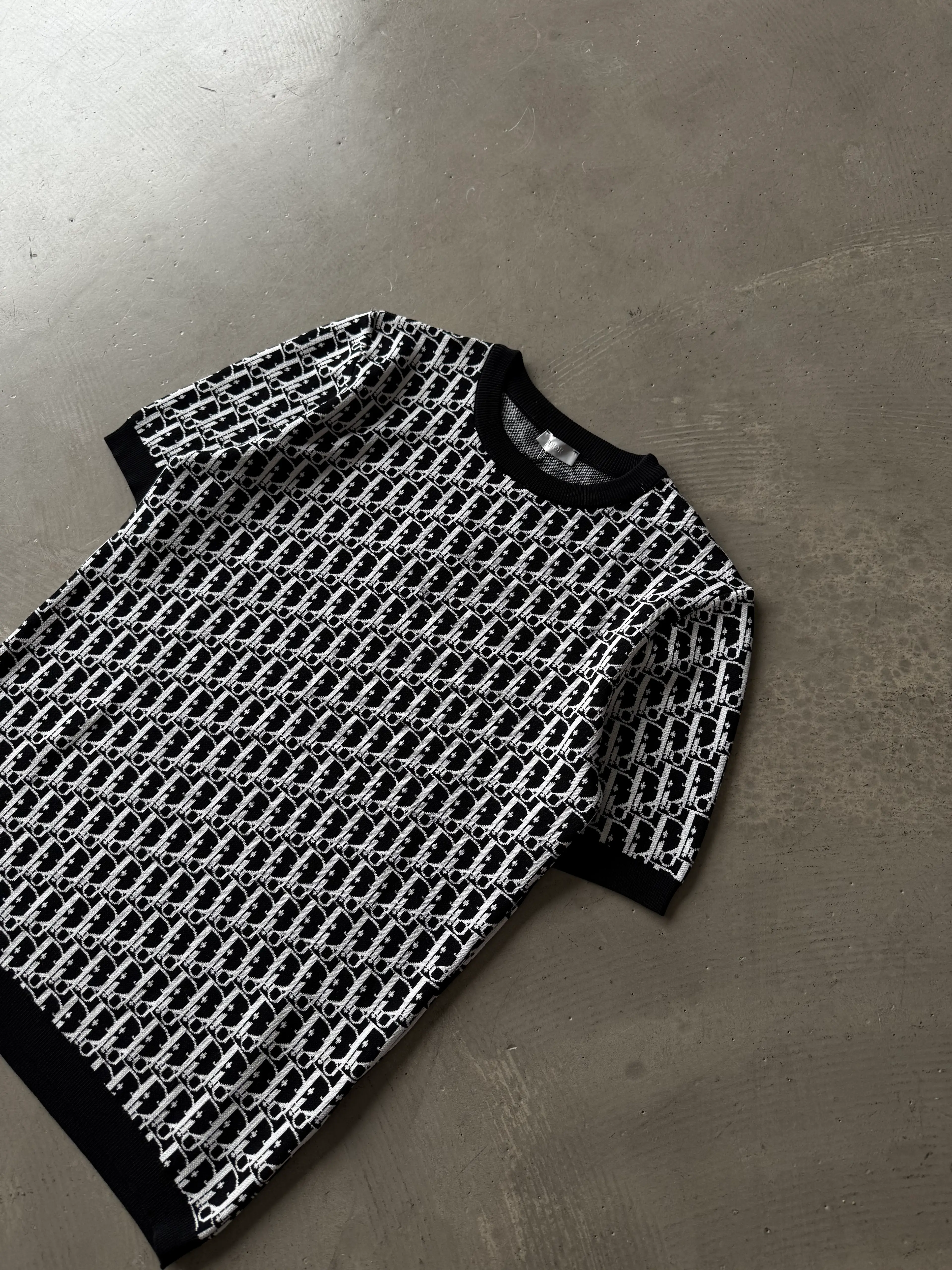 Full Logo Desenli Garnili Yaka Basic T-Shirt